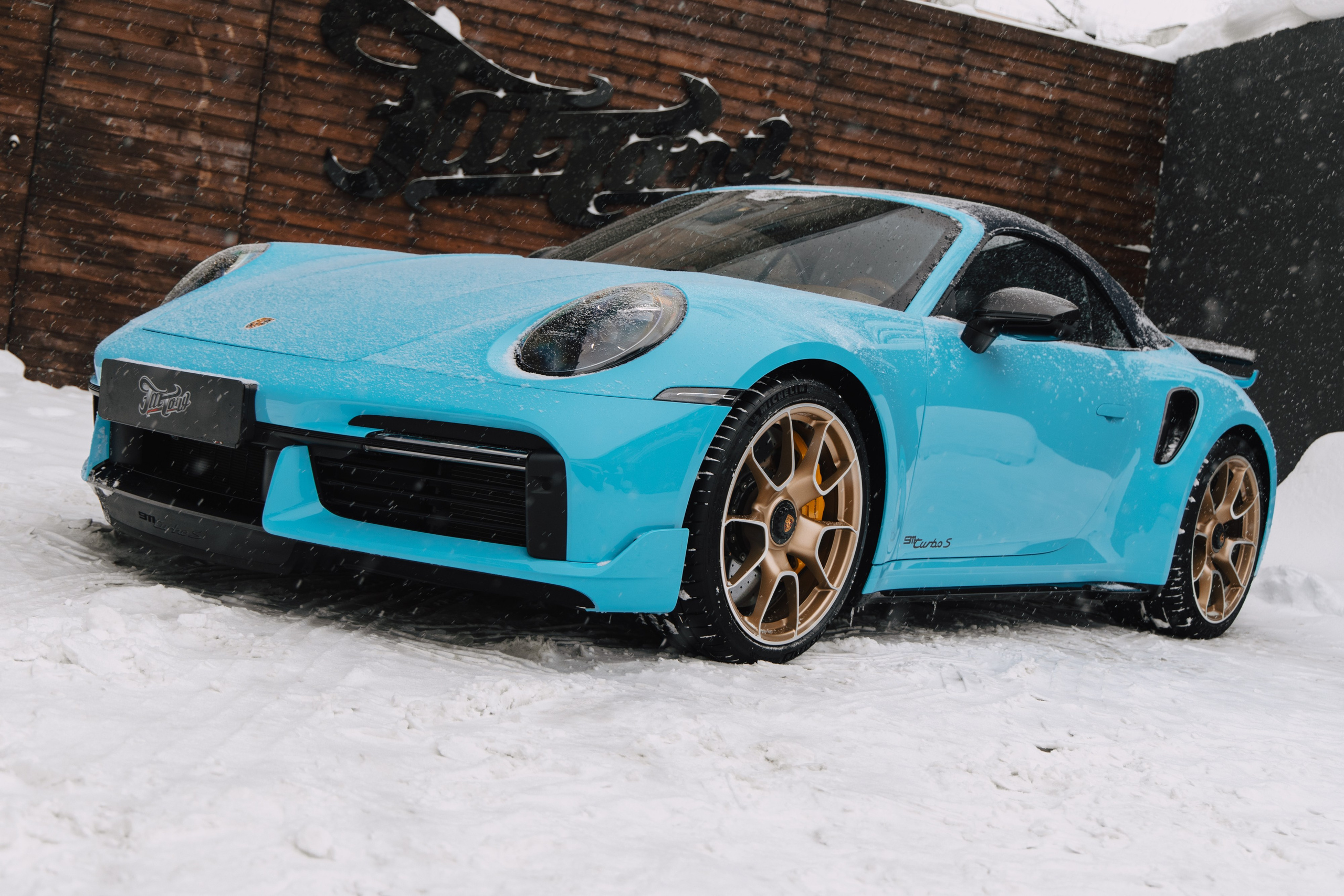 Porsche 911 оклейка в голубой полиуритан с проемами. DeLorein