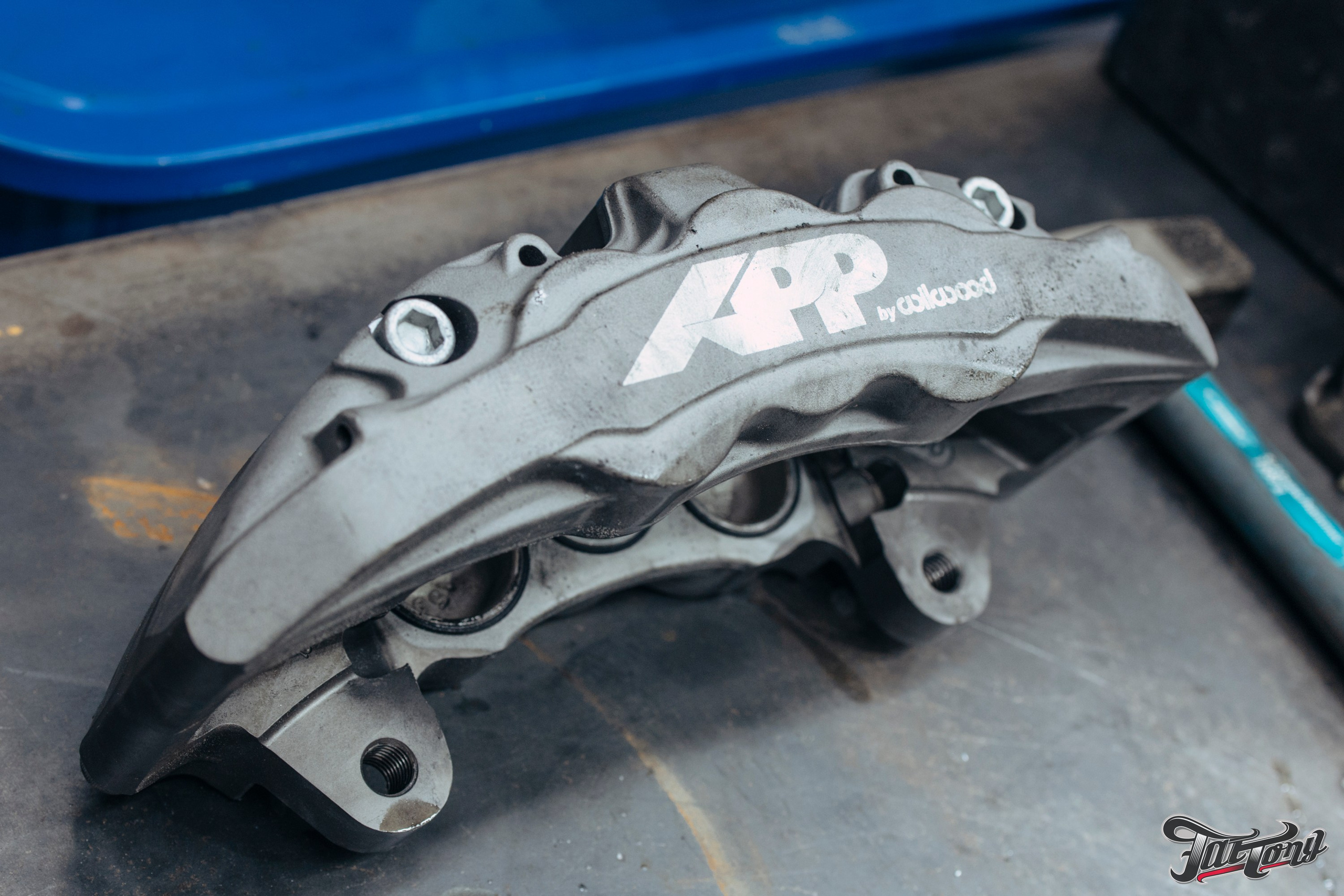 Суппорта Wilwood окрас в красный с нанесением логотипа. DeLorein