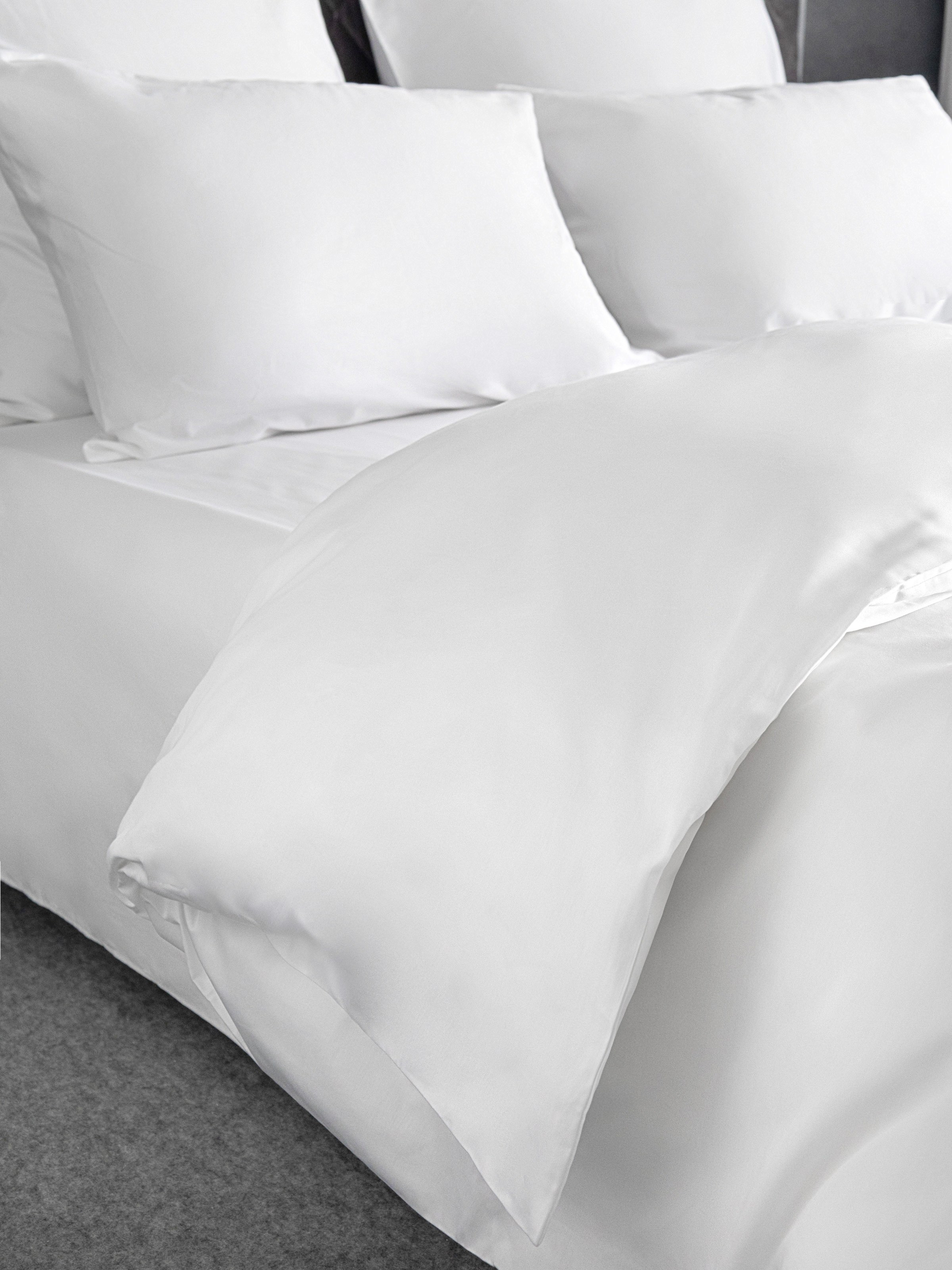 Белый сатиновый комплект в интерьере спальни | Фото для каталога мебели