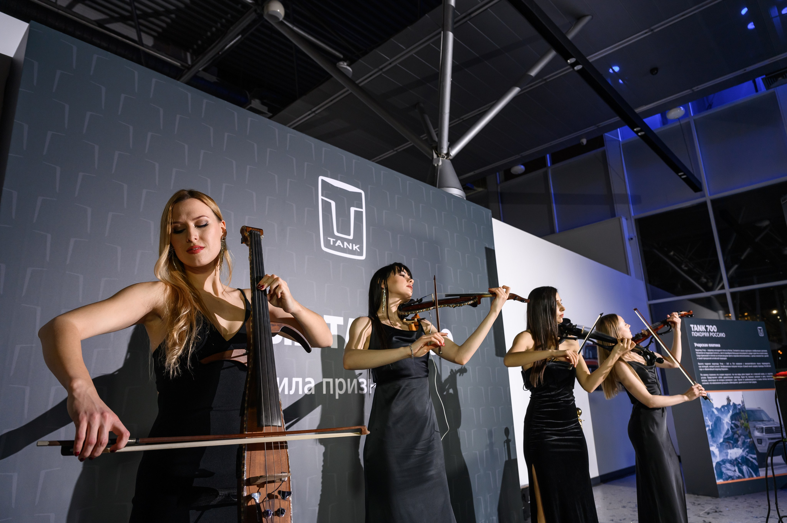 Автосалон Танк. Свадебный фотограф Москва Юрий Кульман