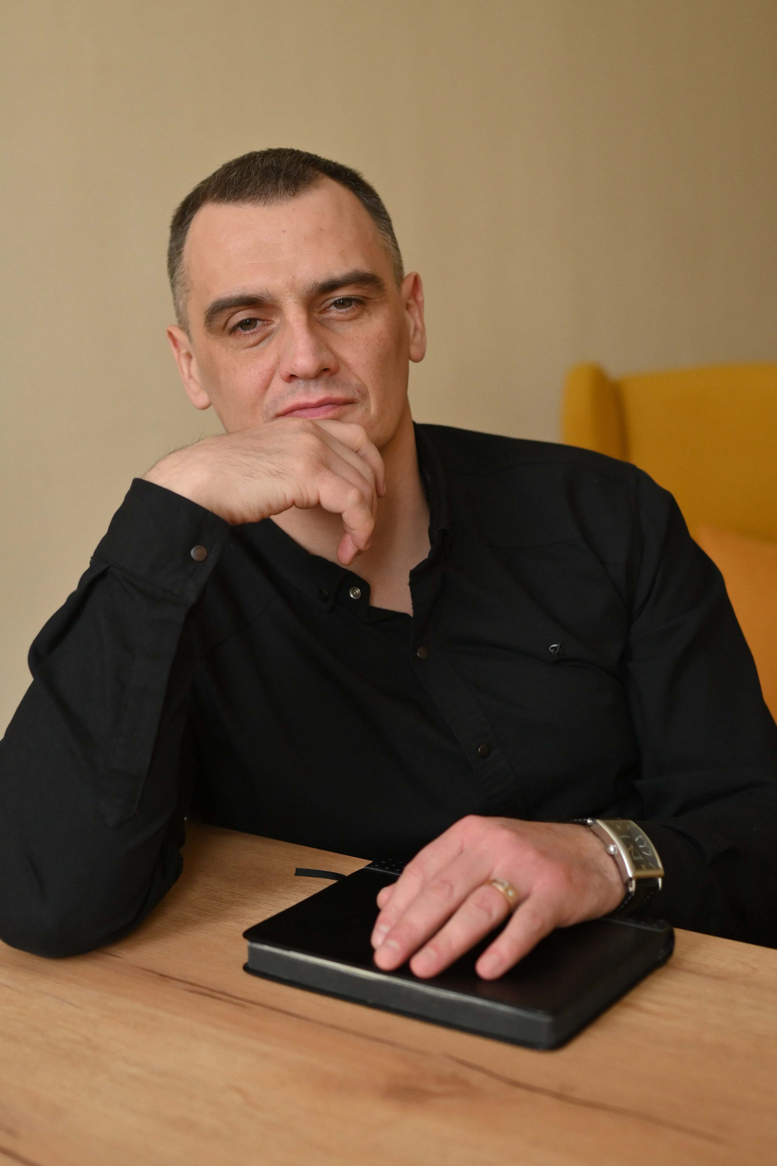 Средний план, с аксессуаром