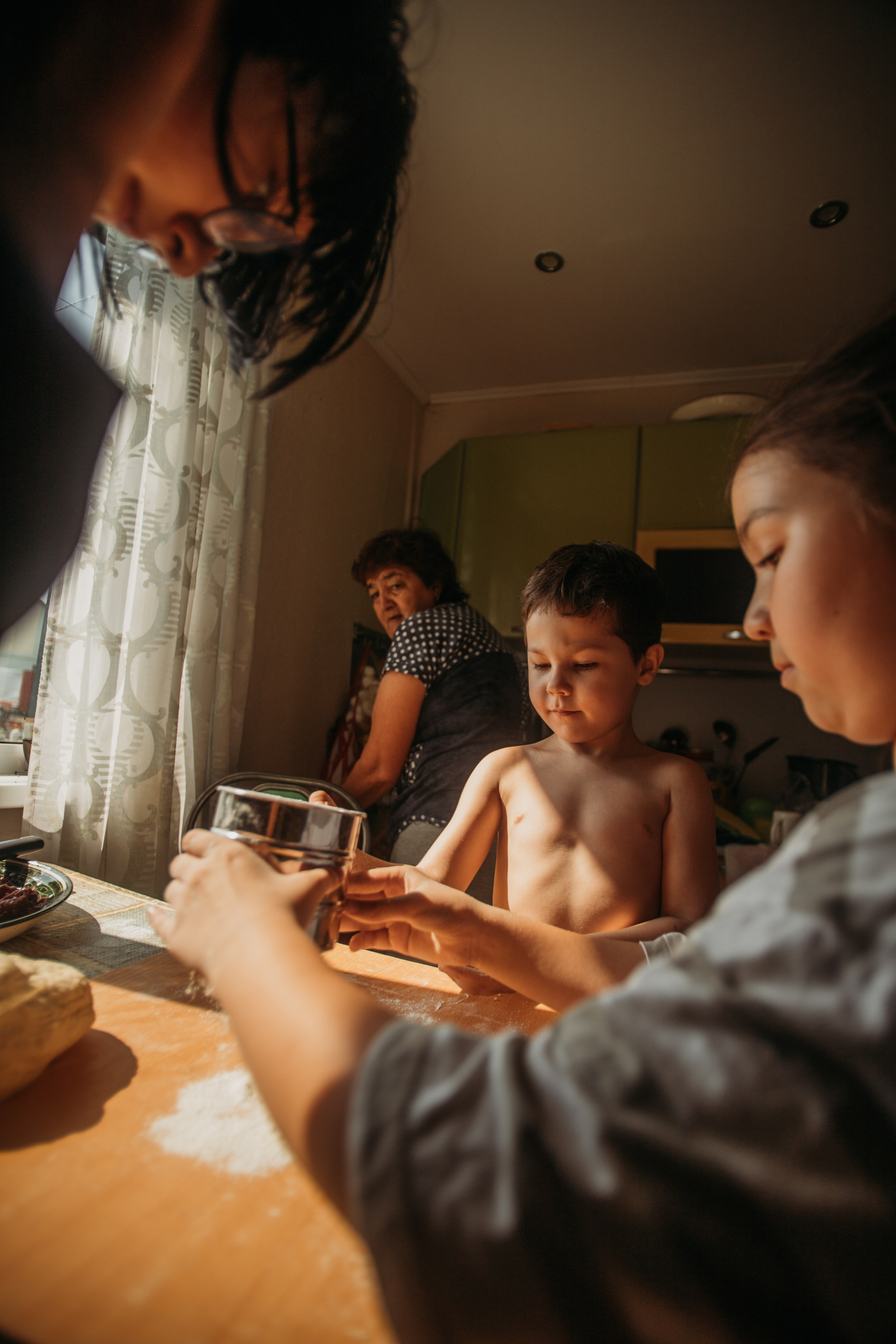 Домашняя фотосессия моей семьи. Венера Гайн. Репортажный фотограф  Тюмень. Обучение фотографии с 0