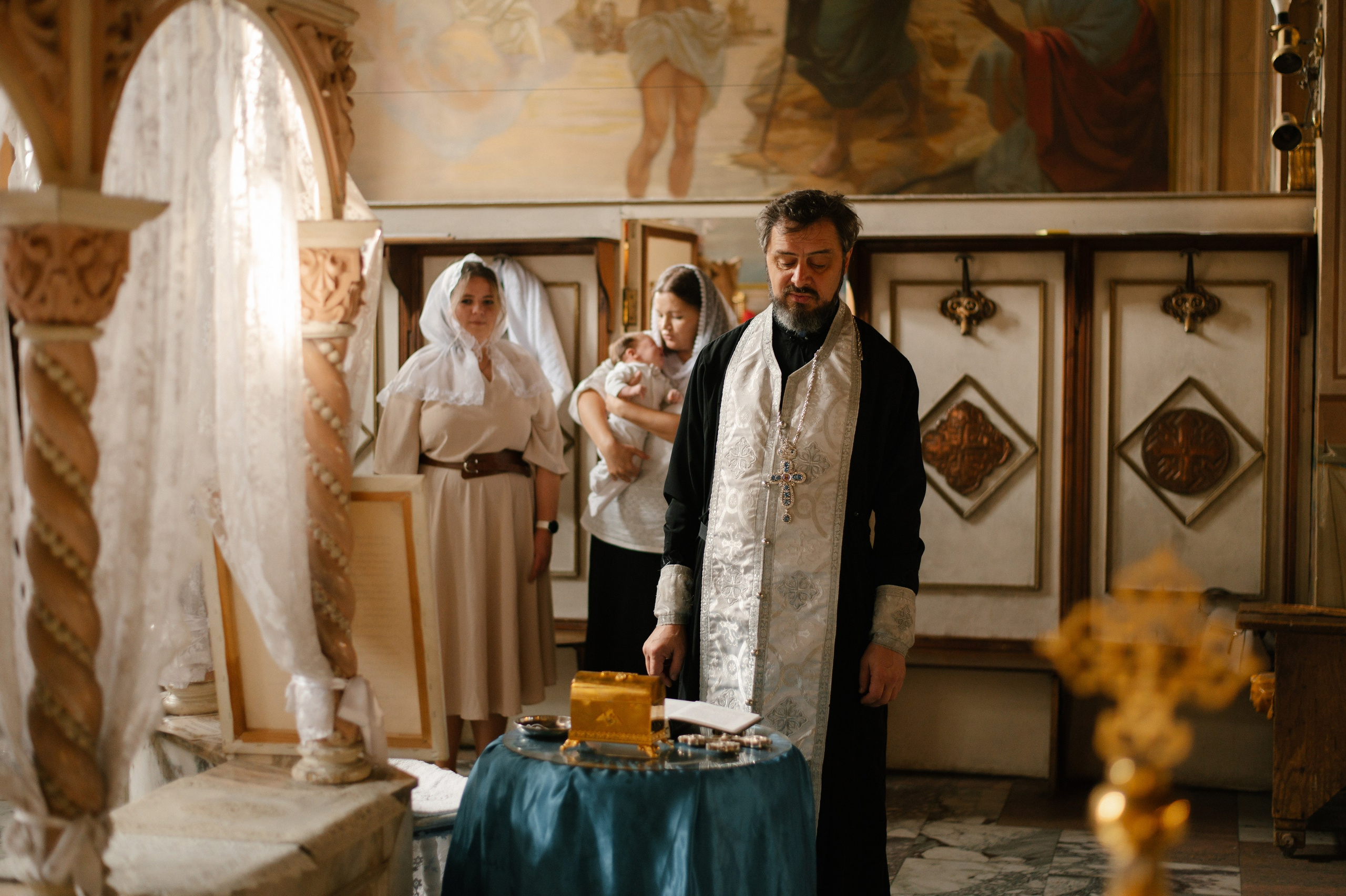 Фотограф на крещение. Фотосессия таинства крещения. Храм Воскресения Словущего в Даниловской Слободе. Семейный и свадебный фотограф в Москве Татьяна Николаева