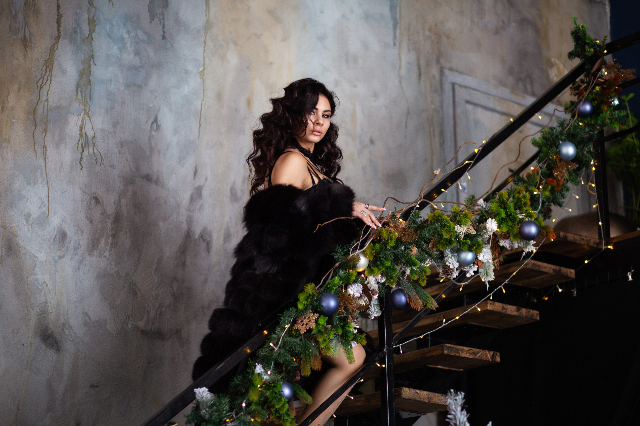 девушка   в  шубе идет по лестнице