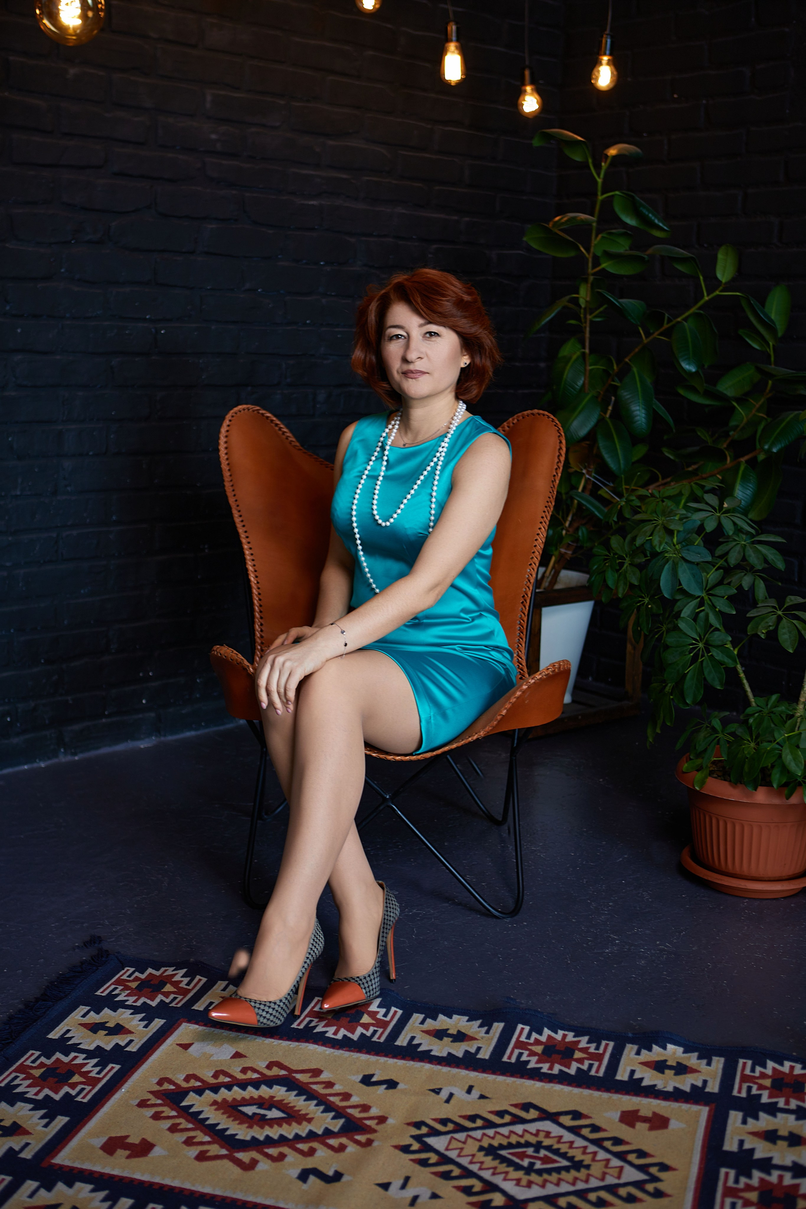 Женщина в кожаном кресле, интерьер Loft