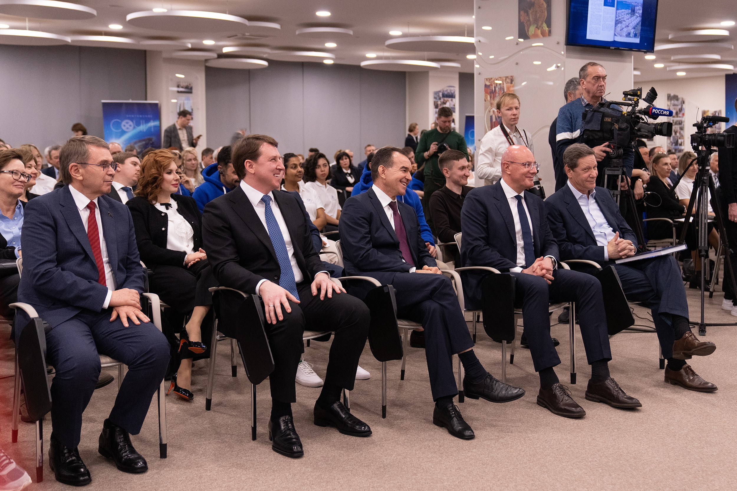 Репортажный фотограф в Сочи — профессиональная съёмка событий и мероприятий. Профессиональная фотосъемка в Сочи: репортаж, предметная, ювелирная фотосъемка, недвижимость, фуд-фотография. Фотограф Александр Афанасьев