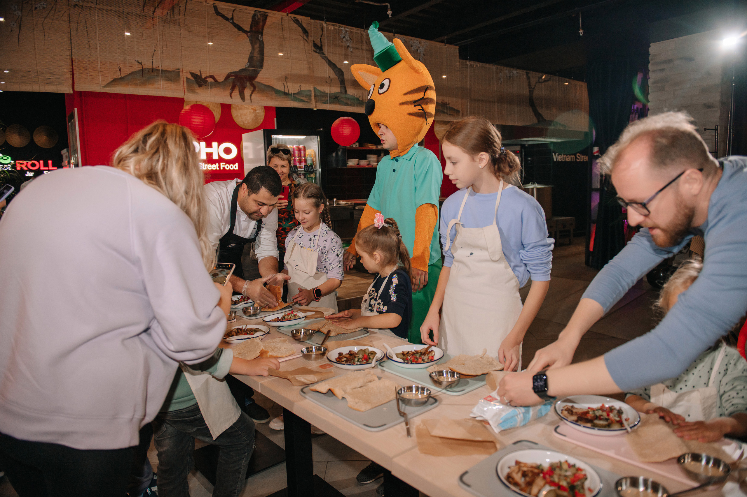 Гастродвор. Детский мастер-класс по приготовлению чикен шварма. Фотограф Валерия Голубева (Миронова)