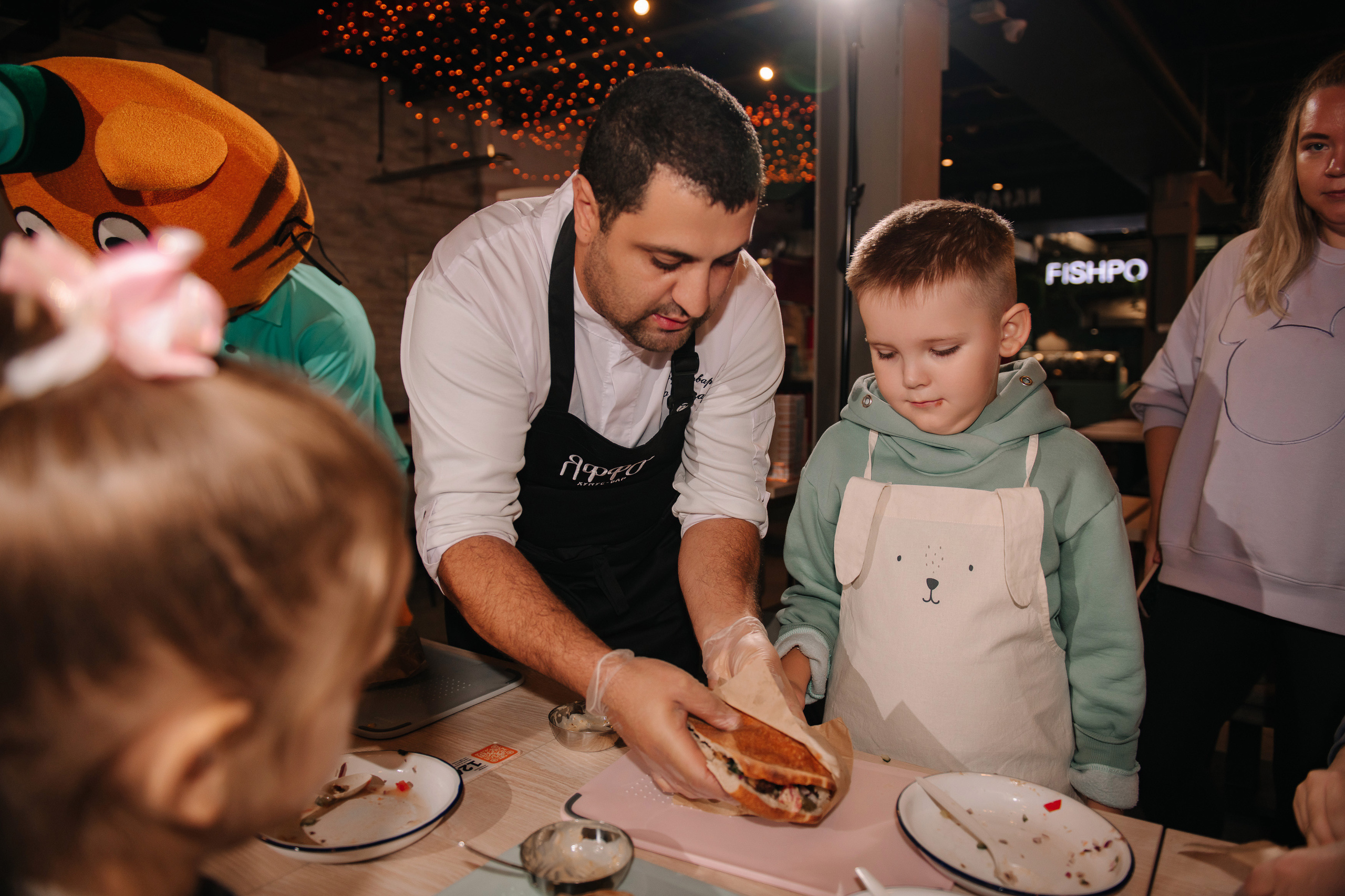 Гастродвор. Детский мастер-класс по приготовлению чикен шварма. Фотограф Валерия Голубева (Миронова)