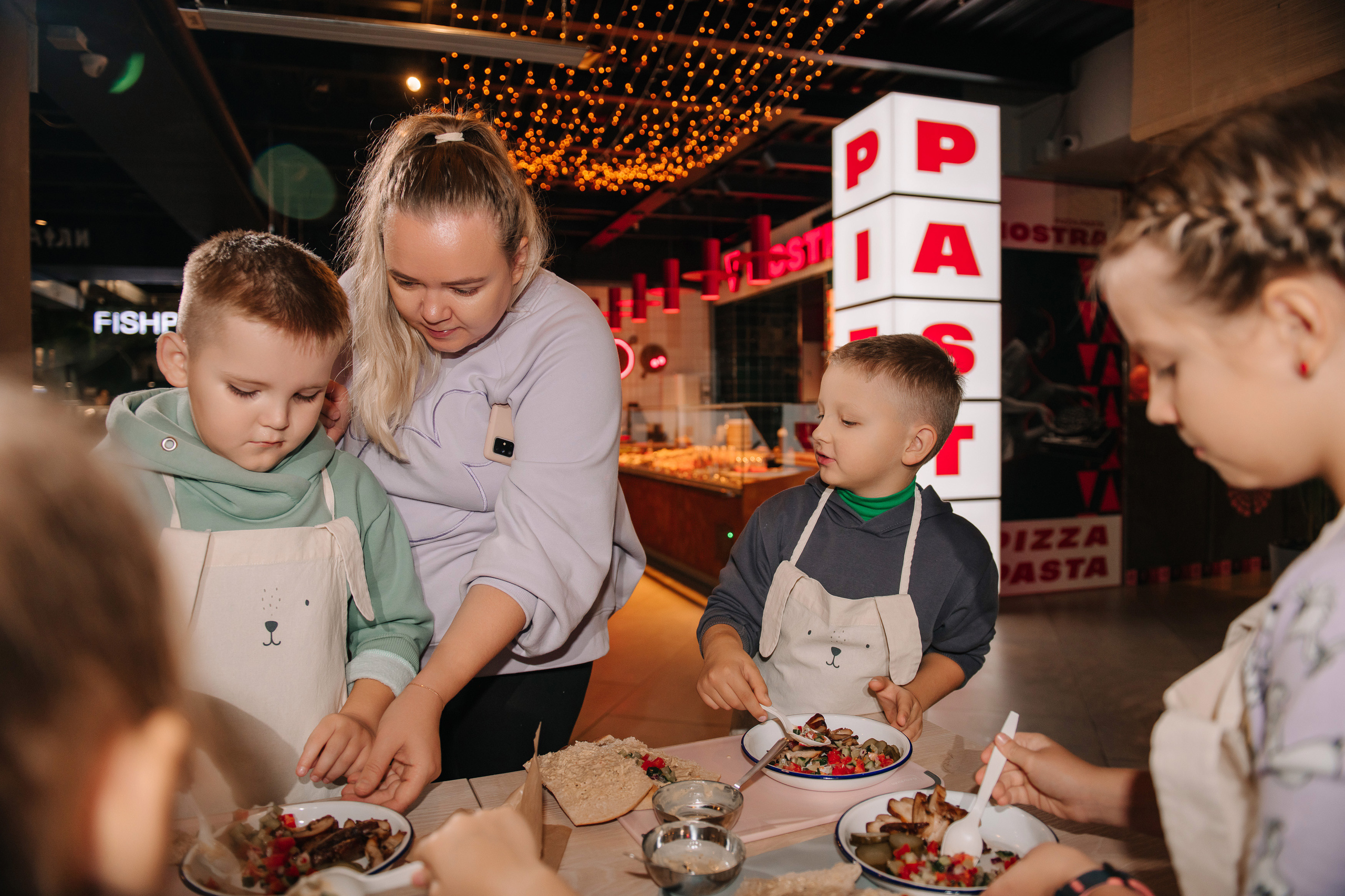 Гастродвор. Детский мастер-класс по приготовлению чикен шварма. Фотограф Валерия Голубева (Миронова)