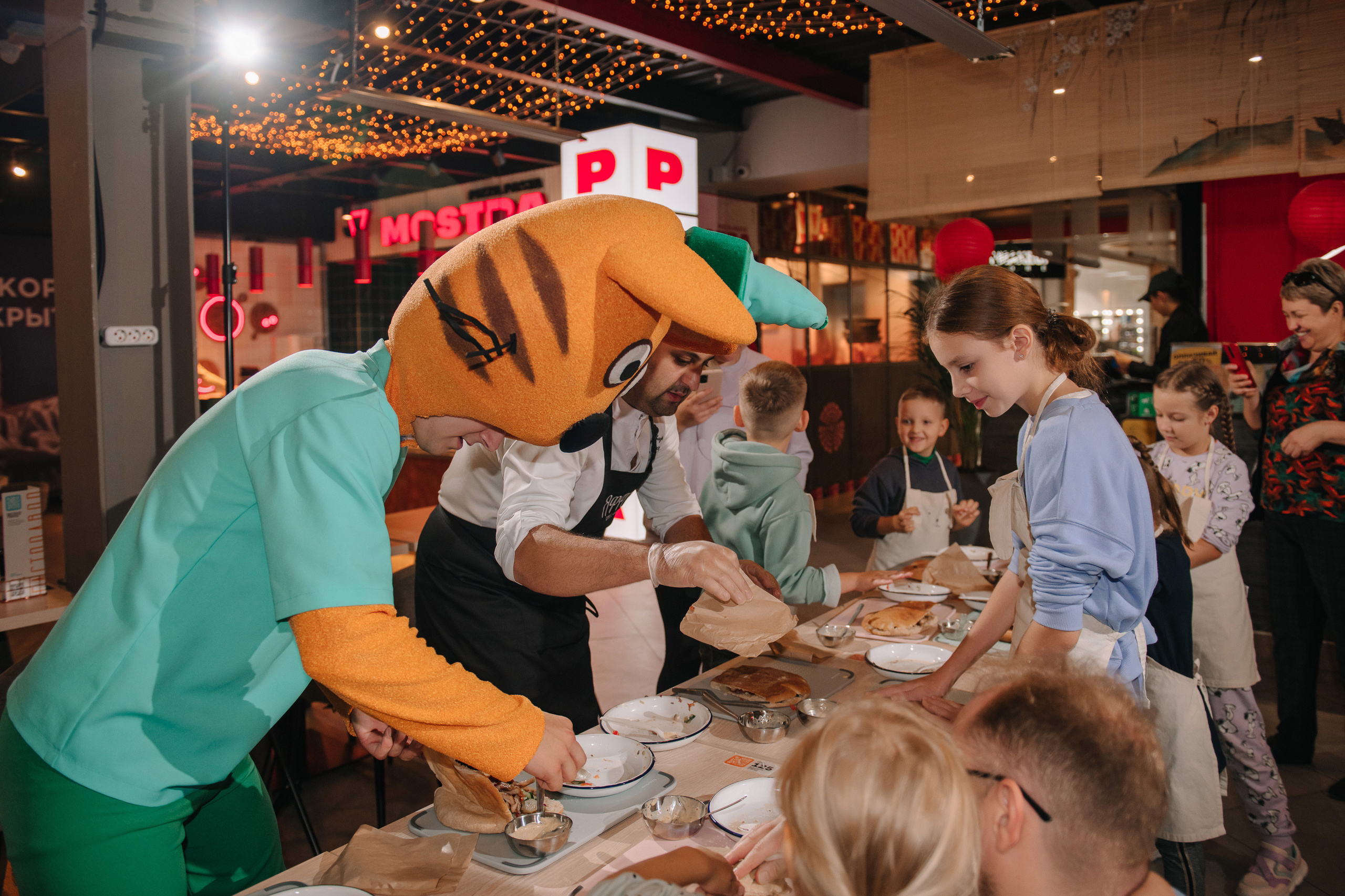 Гастродвор. Детский мастер-класс по приготовлению чикен шварма. Фотограф Валерия Голубева (Миронова)