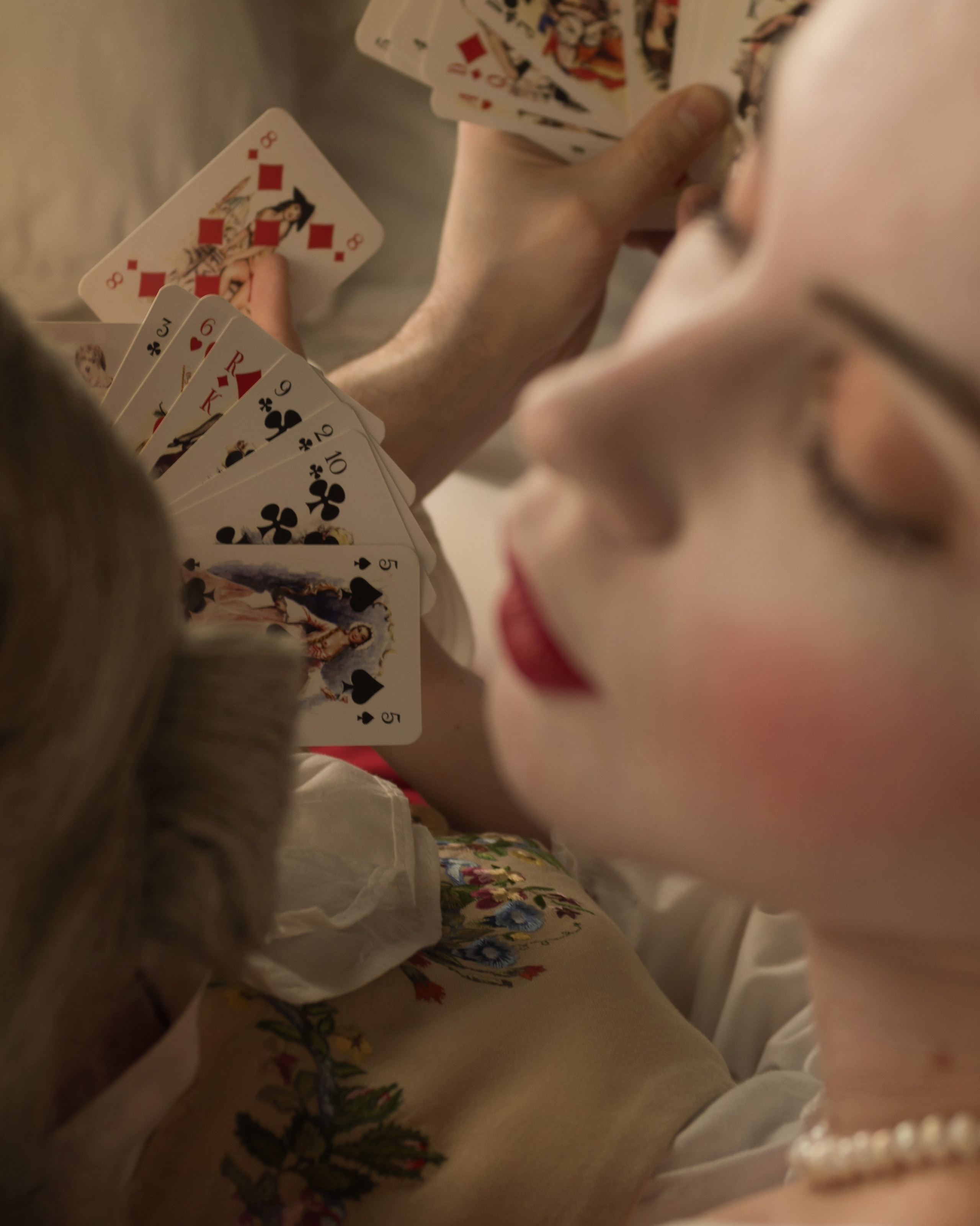 Девушка с игральными картами, Винтажный стиль, ретро образ.