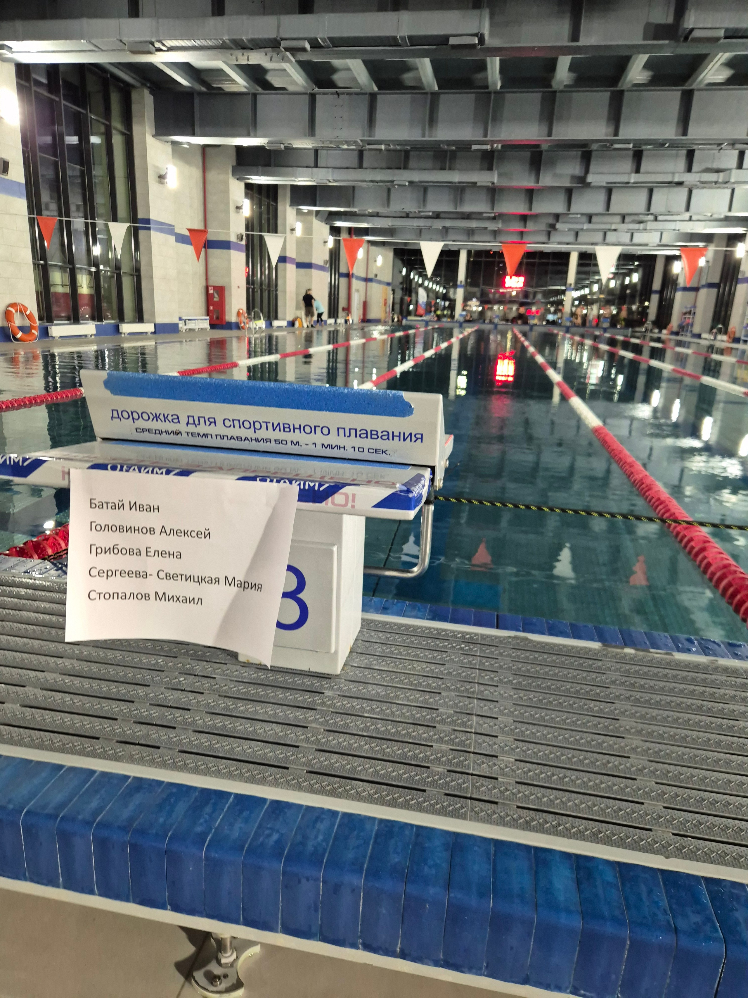 Кроме основного 50-м бассейна (с лакшери пупырками на дне) еще детский и джакузи