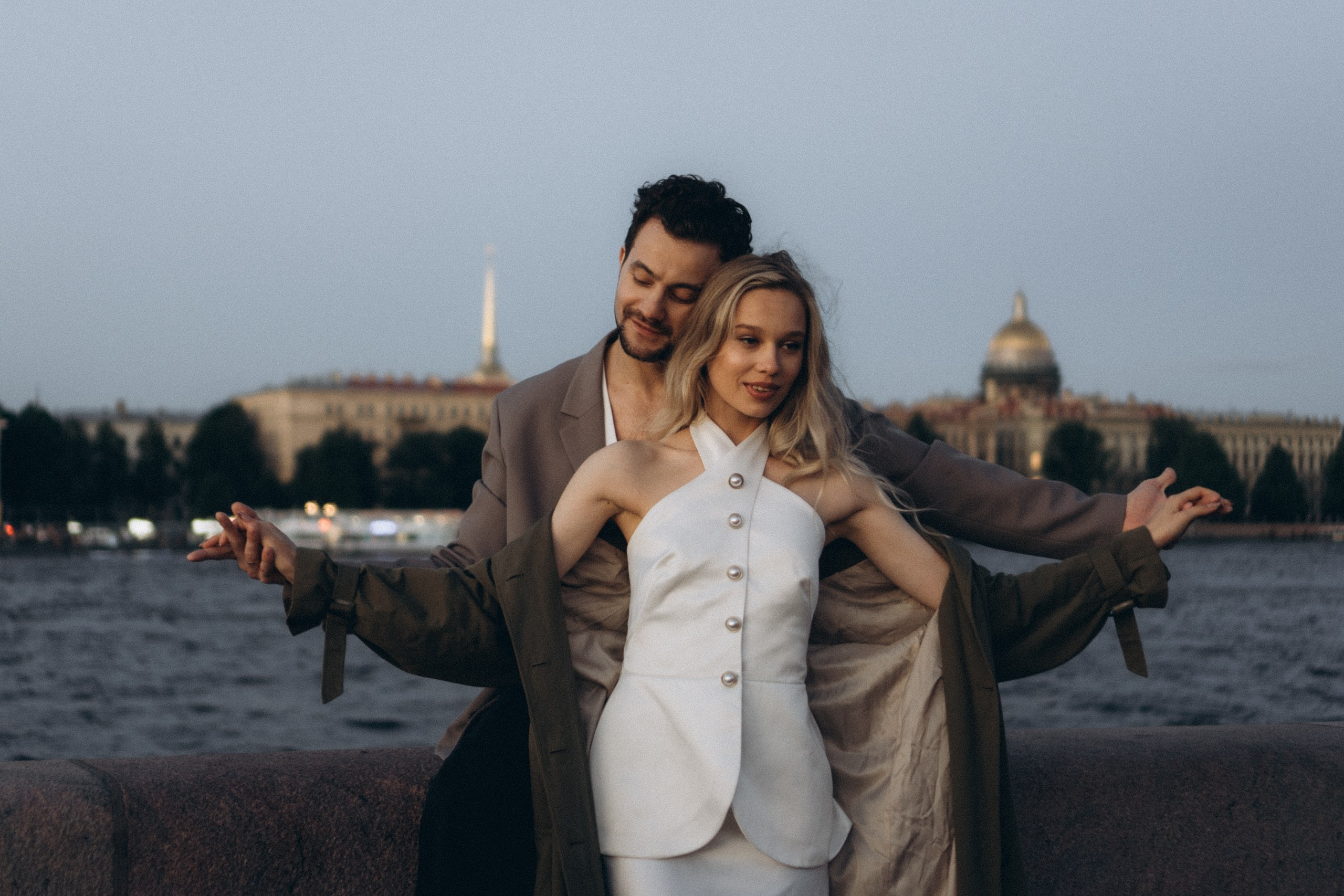 СВАДЕБНАЯ СЬЕМКА ПАРЫ НА РАССВЕТЕ В БЕЛЫЕ НОЧИ И ПРОГУЛКА С РАЗВОДНЫМИ МОСТАМИ И ПИКНИК ВОЗЛЕ ИСАКИЕВСКОГО СОБОРА. Профессиональный фотограф, Санкт-Петербург — Виктория Богомолова