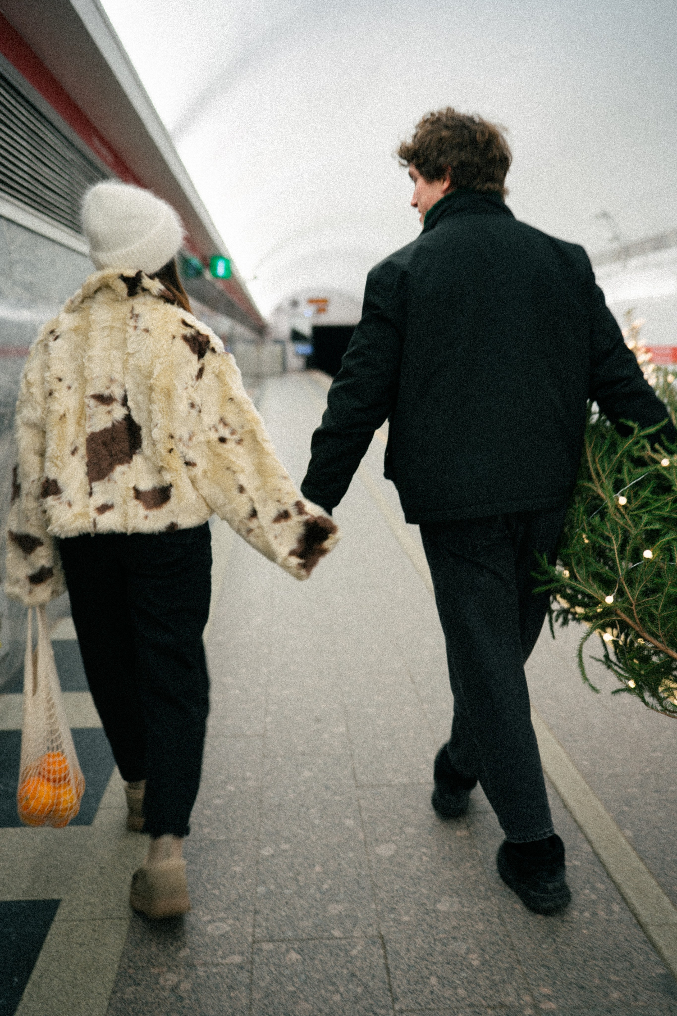 НОВОГОДНЯЯ ПРОГУЛКА ПАРЫ ПО ЧЕРНЫШЕВСКОЙ ПЕРЕД НОВЫМ ГОДОМ. Профессиональный фотограф, Санкт-Петербург — Виктория Богомолова