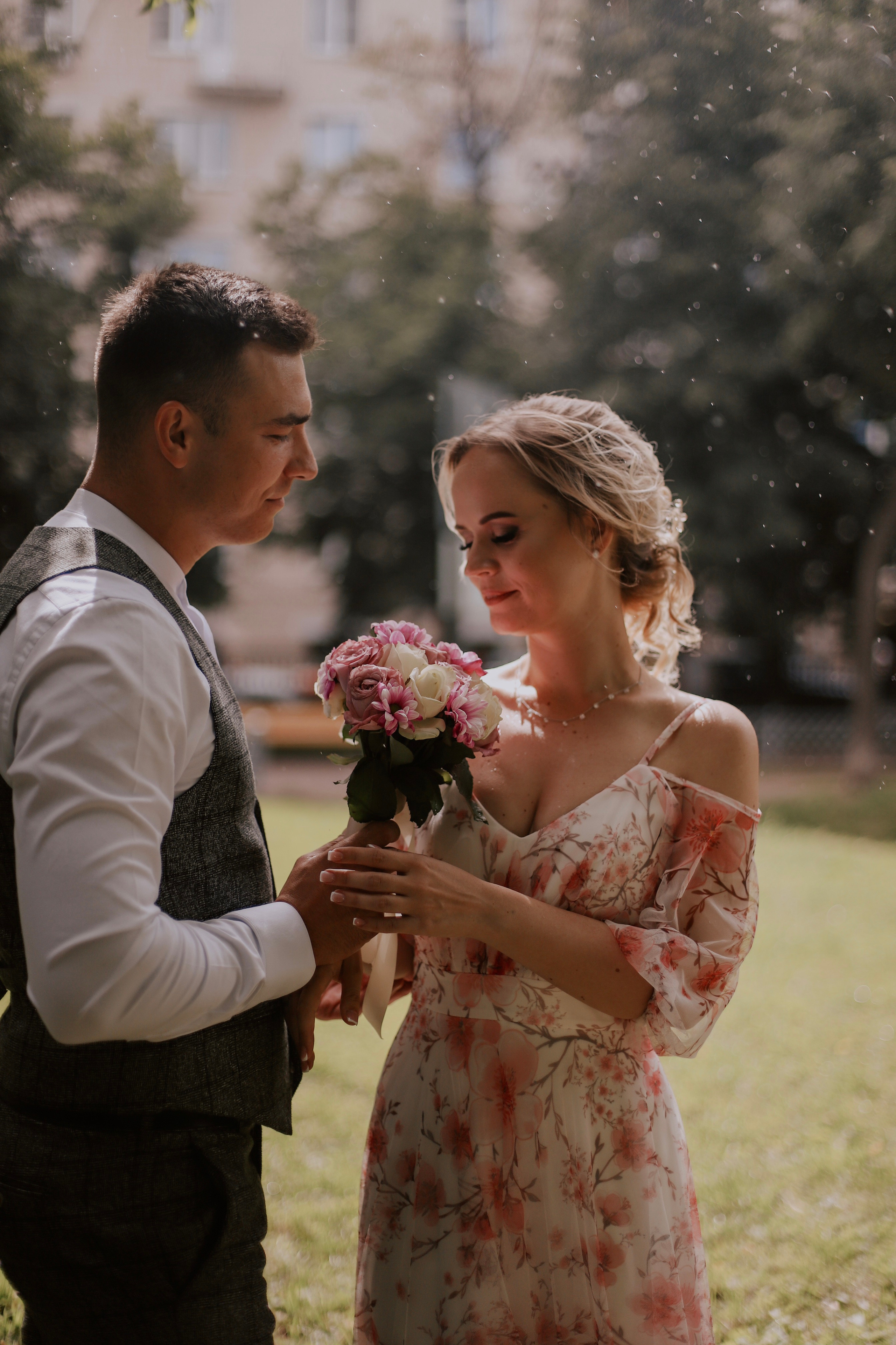 Свадебная прогулка на Патриарших прудах. Фотограф Виктория Волкова