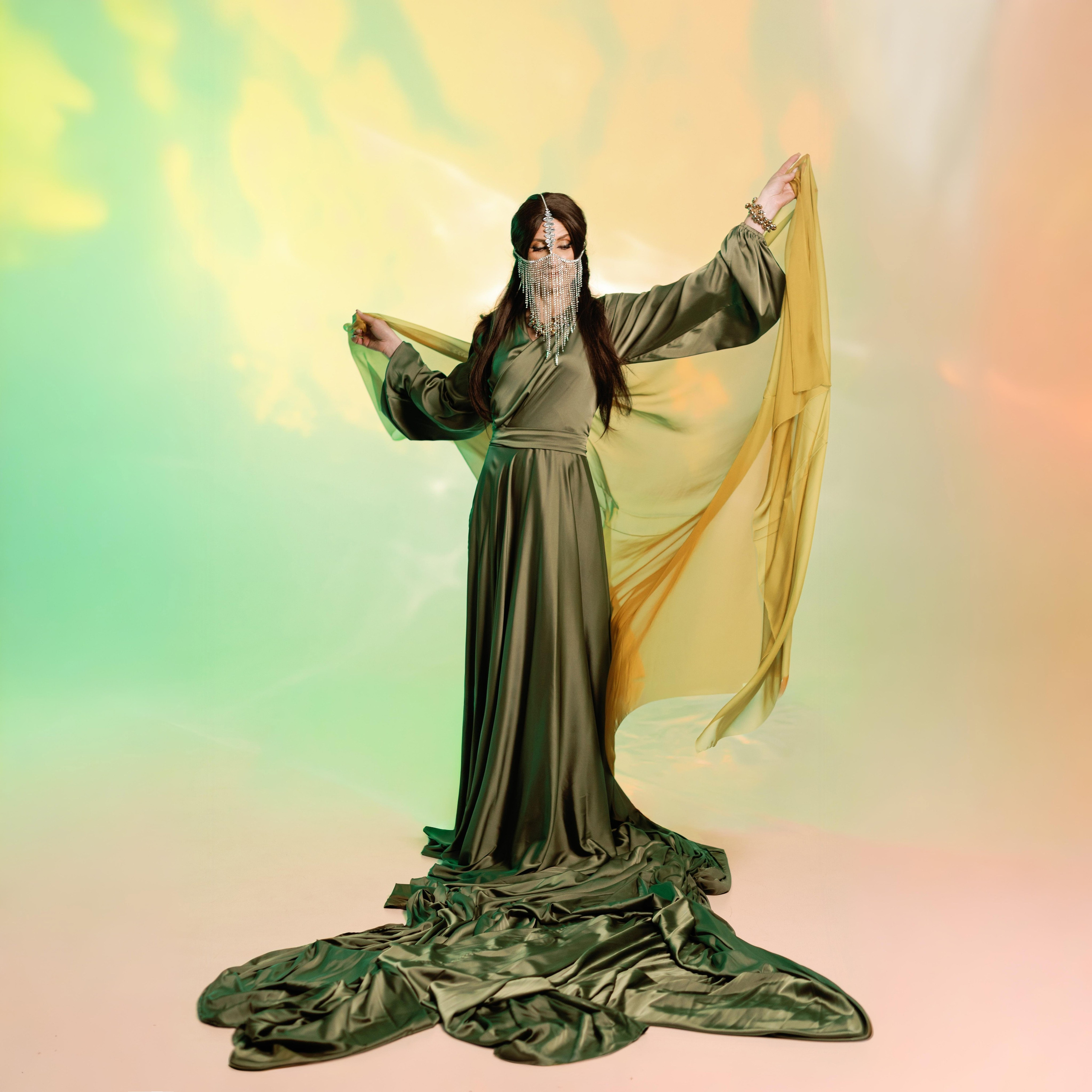 На фотографии изображена девушка c восточными украшениями на лице в сутдии, фотосессия в восточном стиле