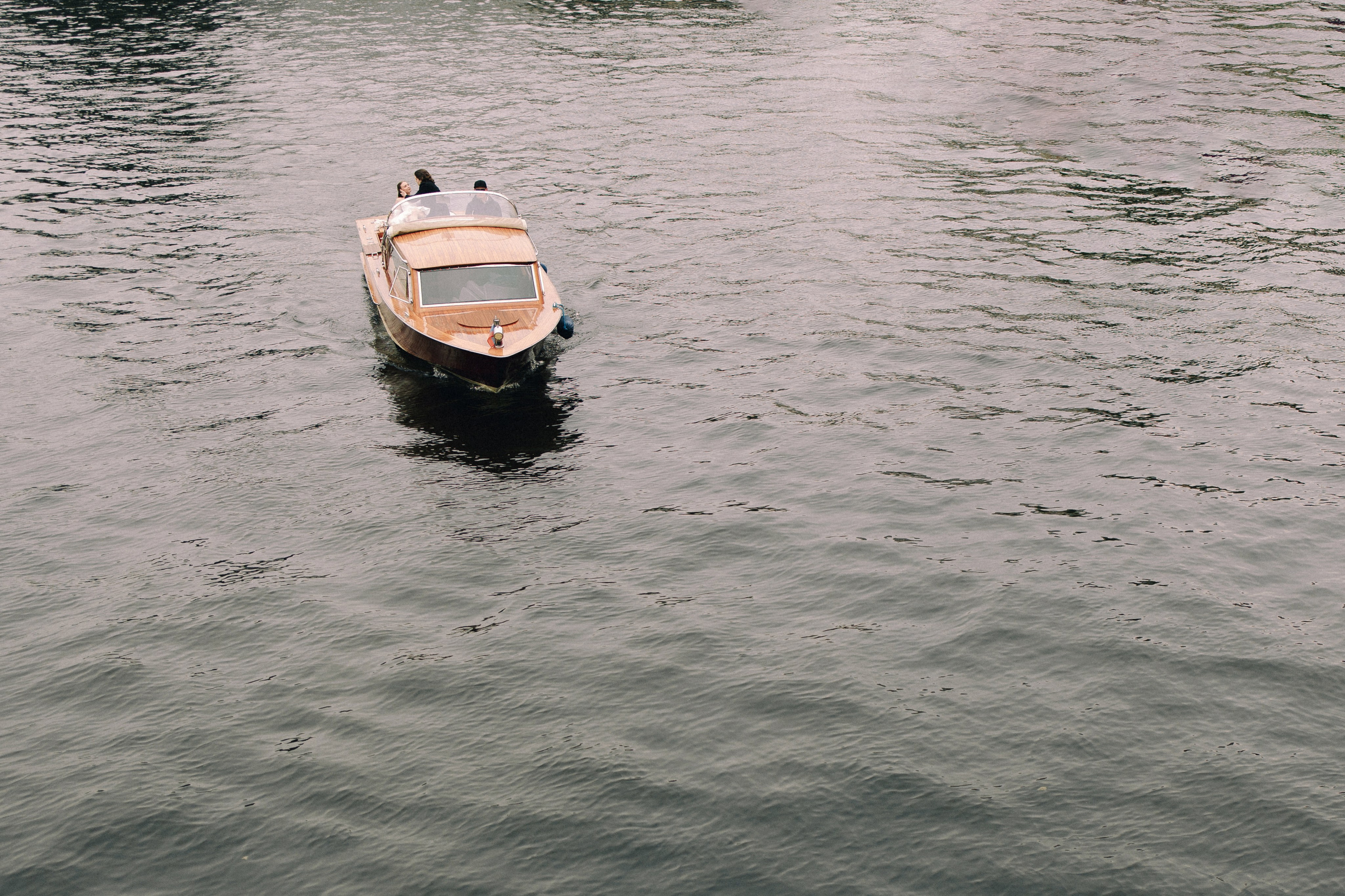 На катере. ФОТОГРАФ РОЗА ФИЛИНА СПб I МОСКВА