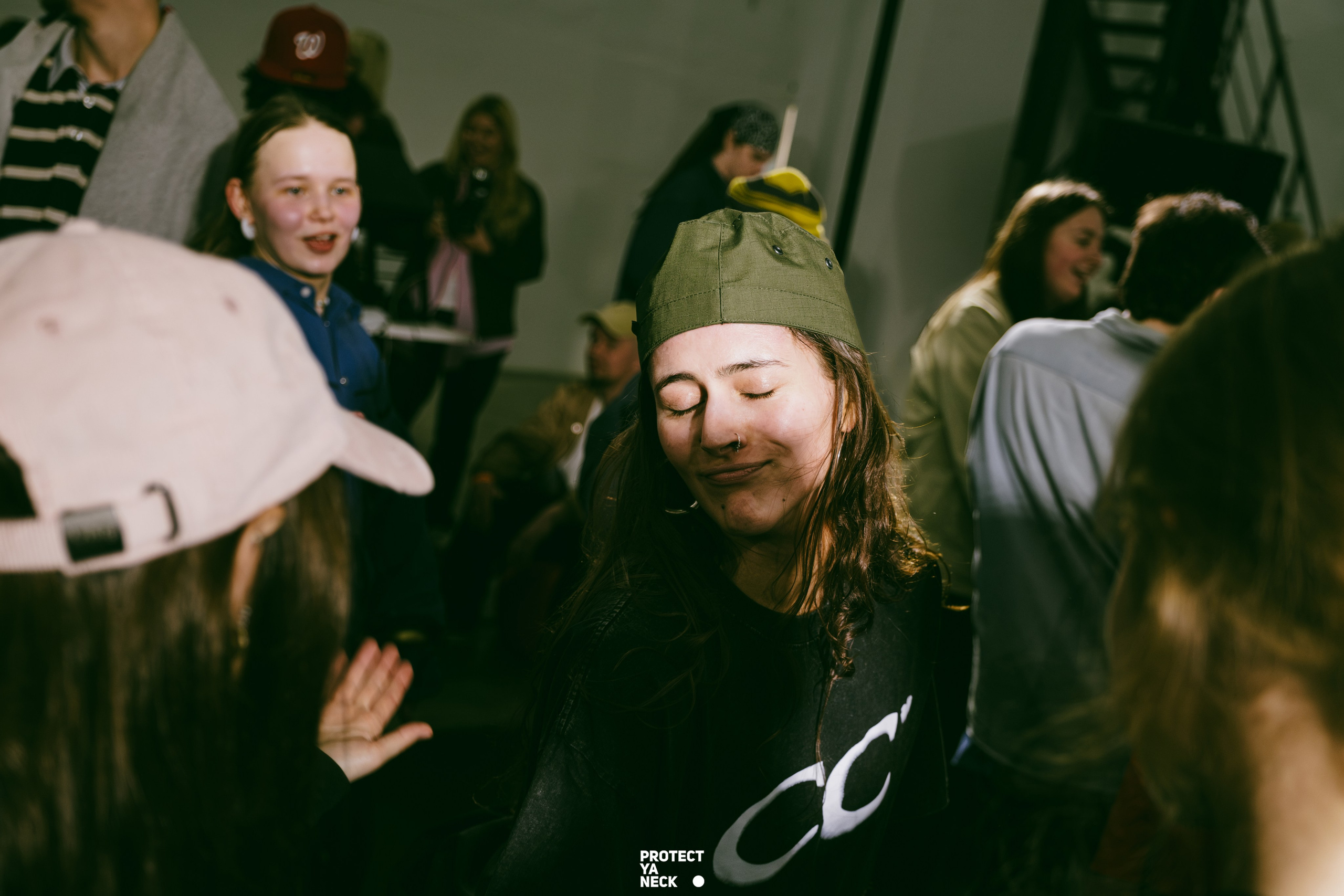 PROTECT YA NECK 22/03 (@youlovebu). Соня бу тебя сфоткала