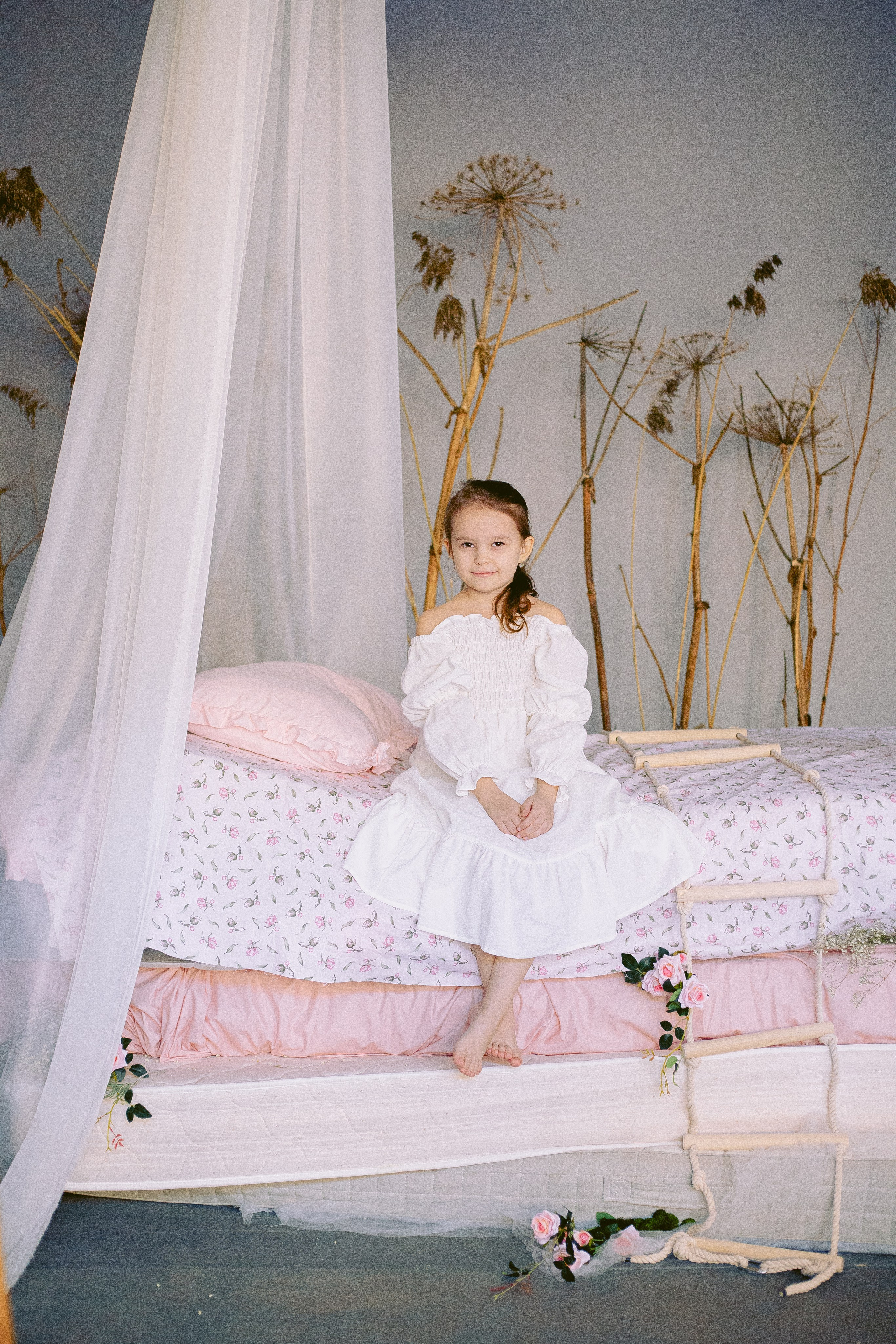 Семейная фотосессия мамы и дочки с мимозой в фотостудии. Фотограф в Санкт-Петербурге, Анна Скворцова