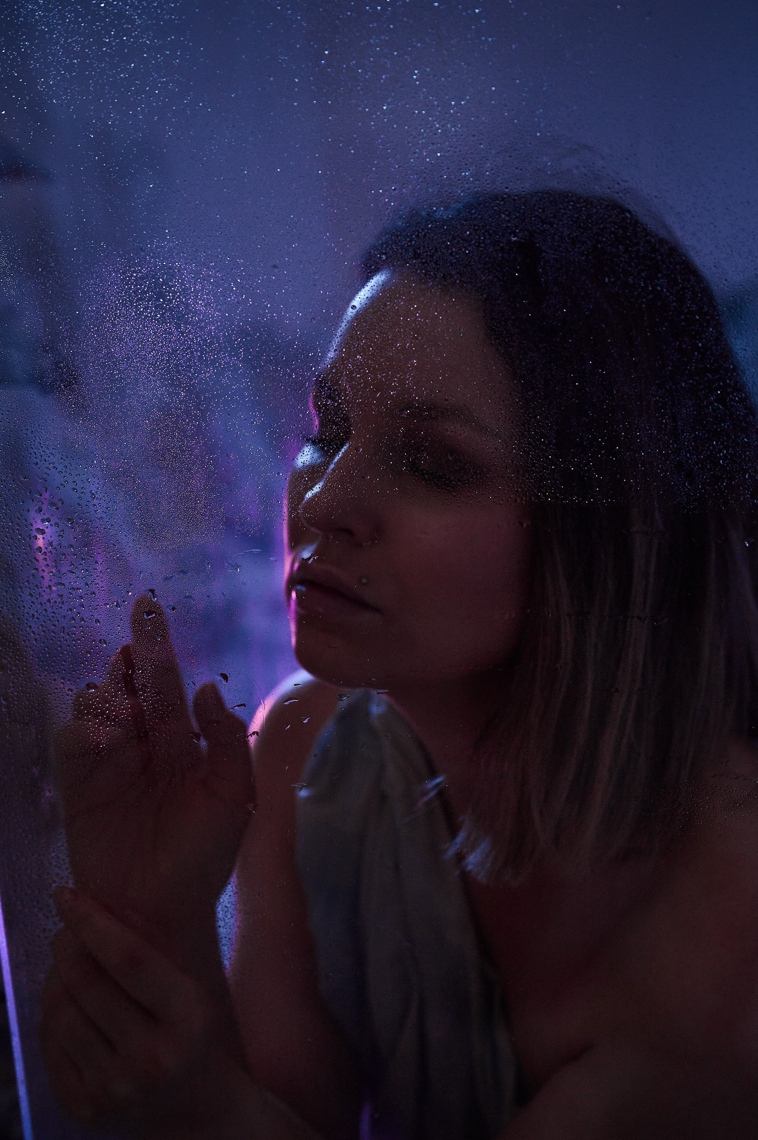 Фотосессия Ксении в декорациях «Лед» со стеклянным кубом