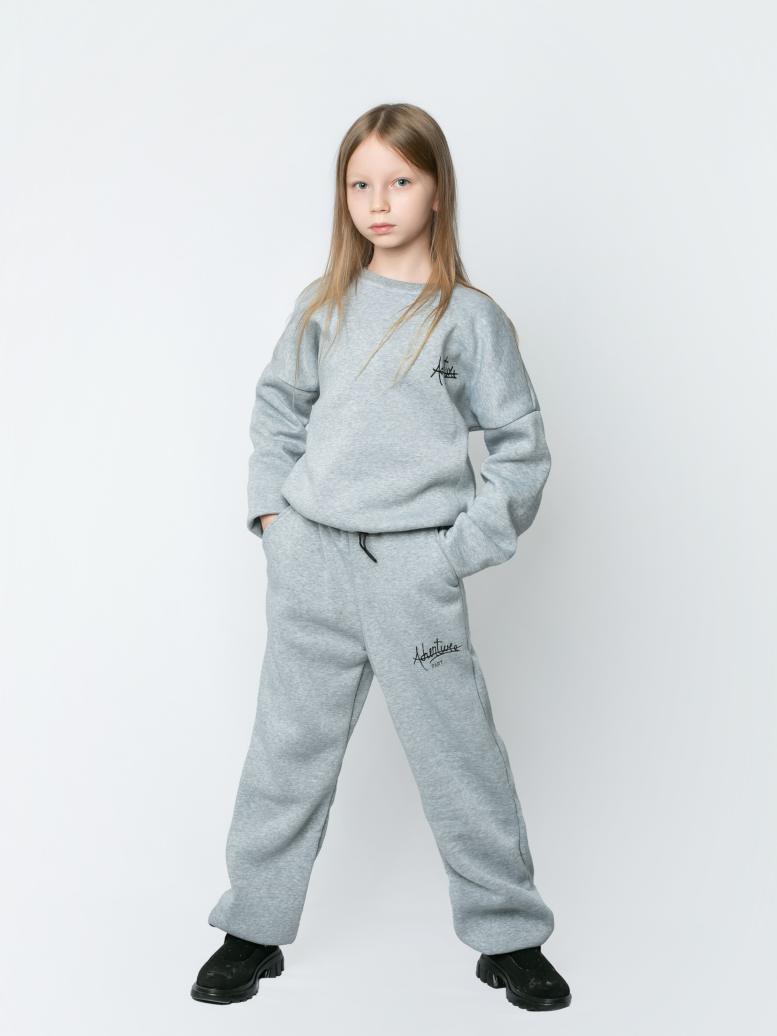 Детская одежда на белом фоне с тенями. Предметная, рекламная фотосъёмка в Орле. Предметный фотограф в Орле