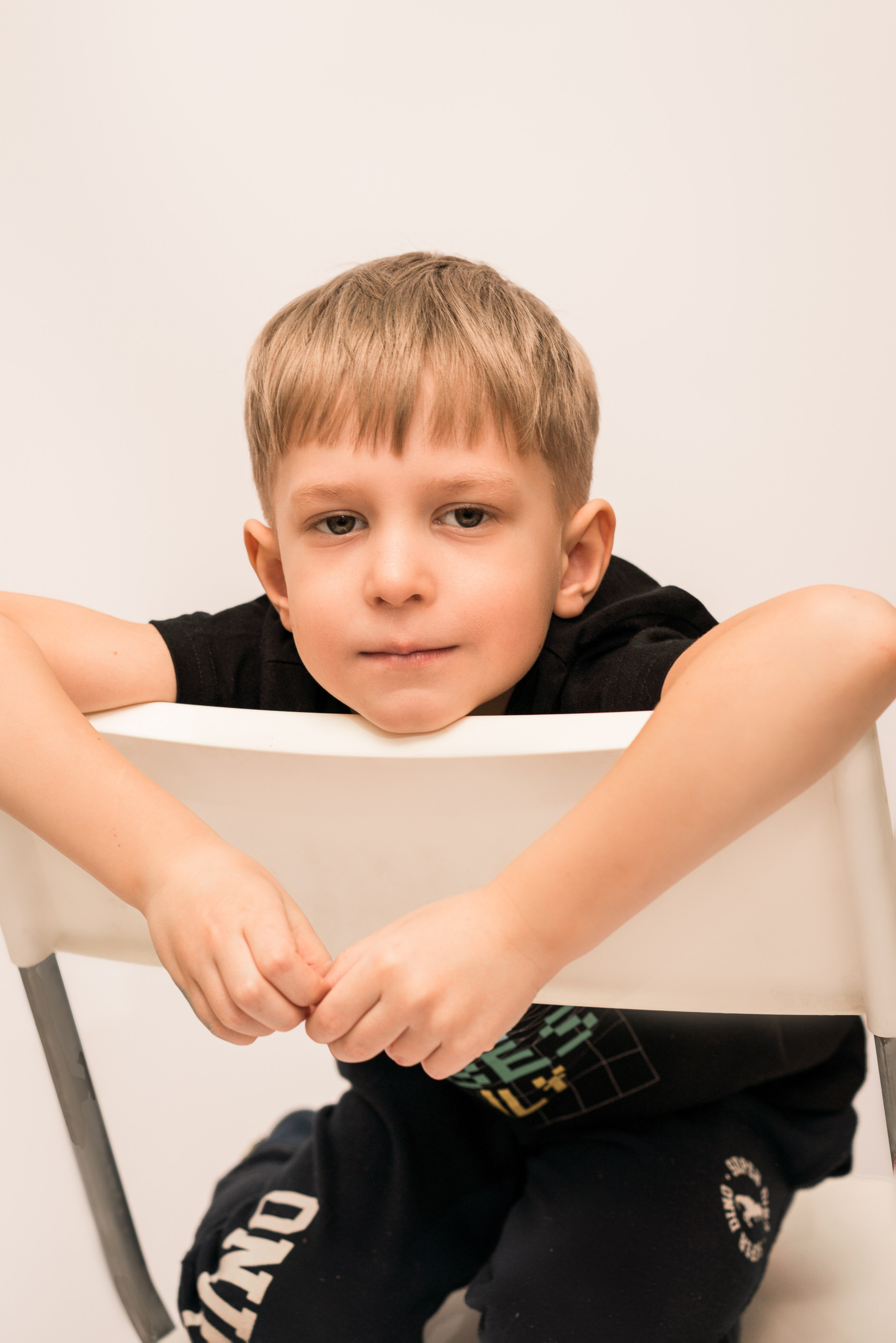 Детский сад, портреты белый фон. Фотограф Шунова Саша