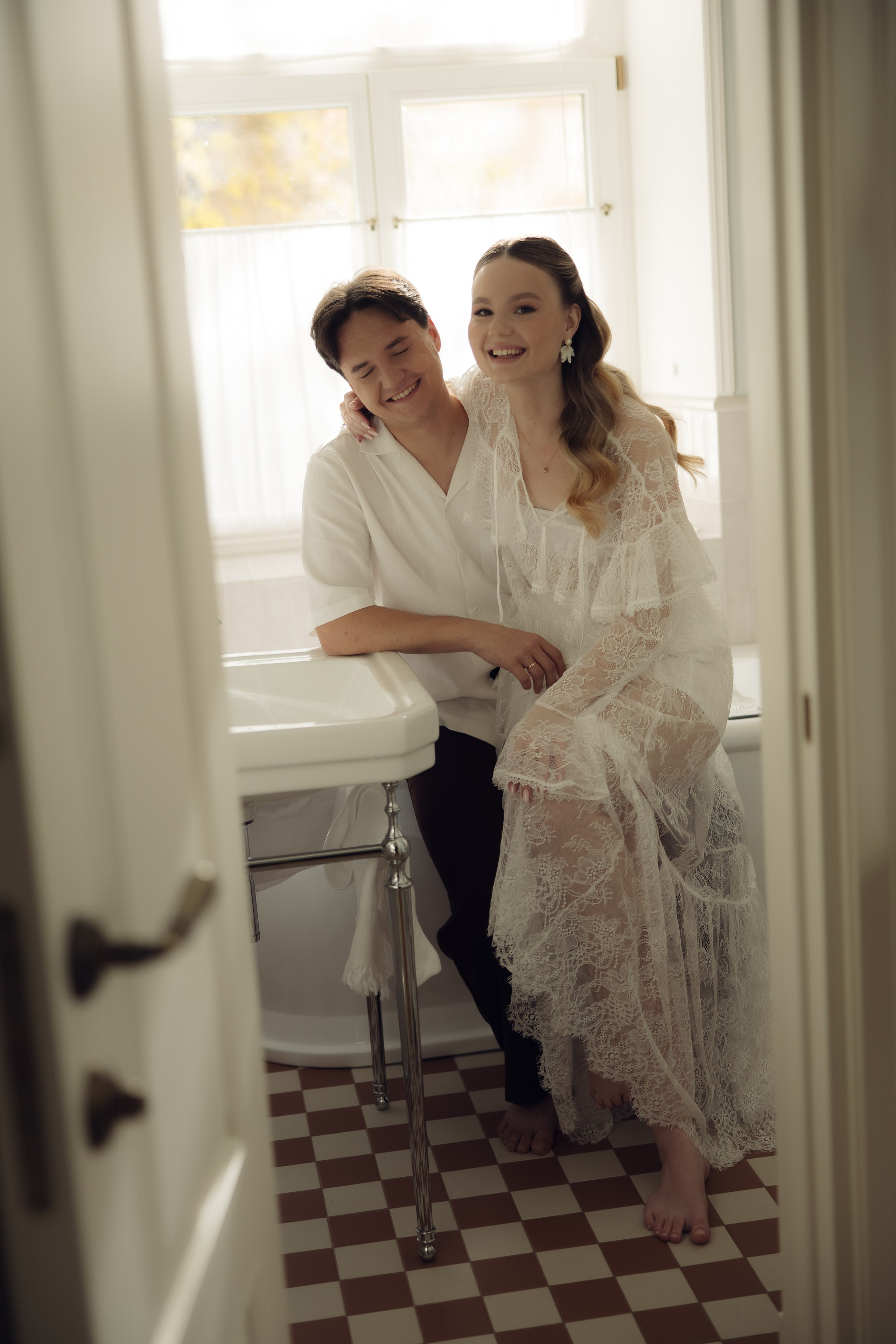 Таня и Тимур, утренние сборы в квартире и свадебный ужин. Фотограф любви в городе Казань