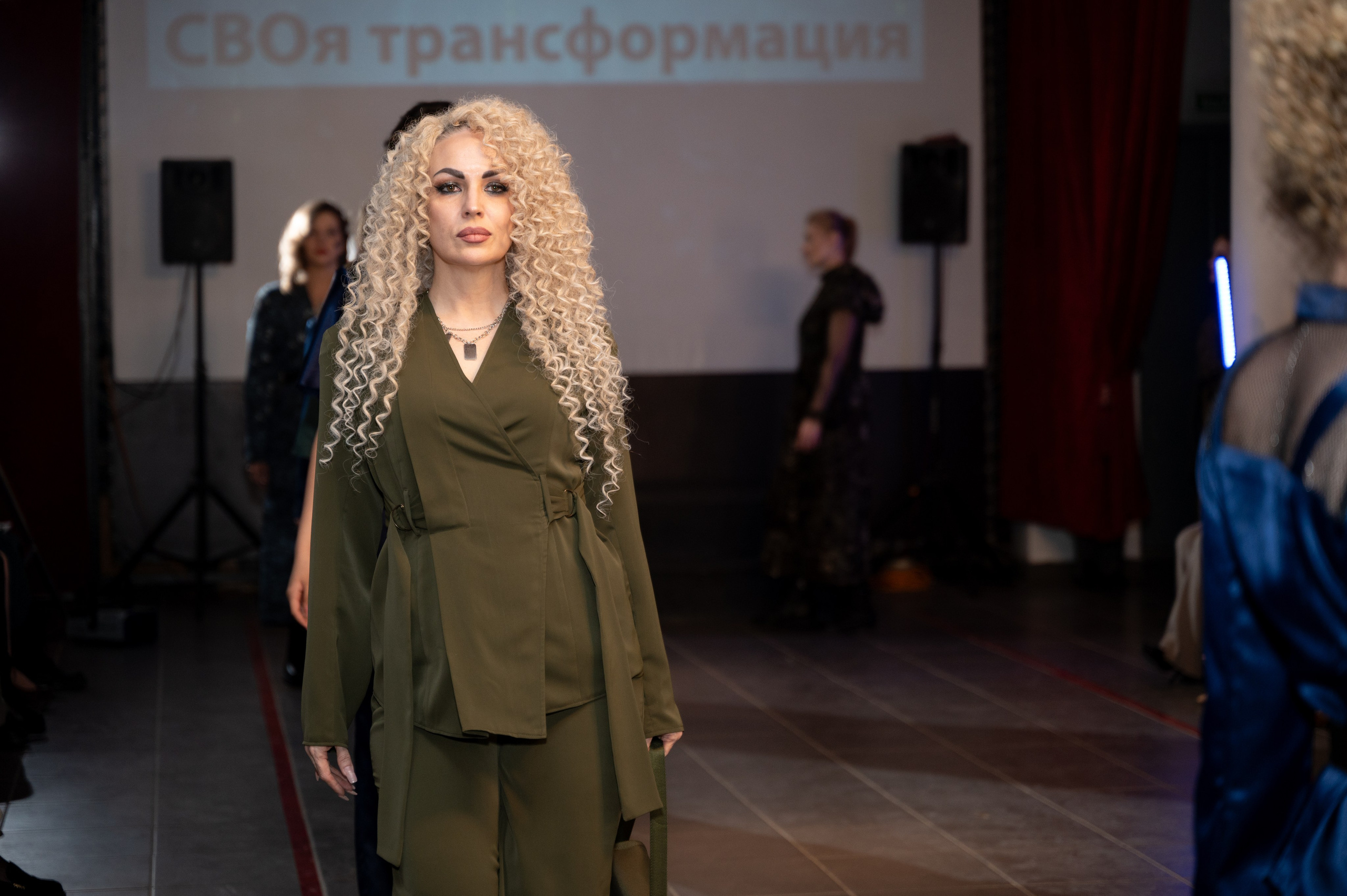 Закрытый показ милитари «Своя трансформация» дизайнера Юлии Бойченко | 24.04.2025. Фотограф в Омске Елизавета Кириллова