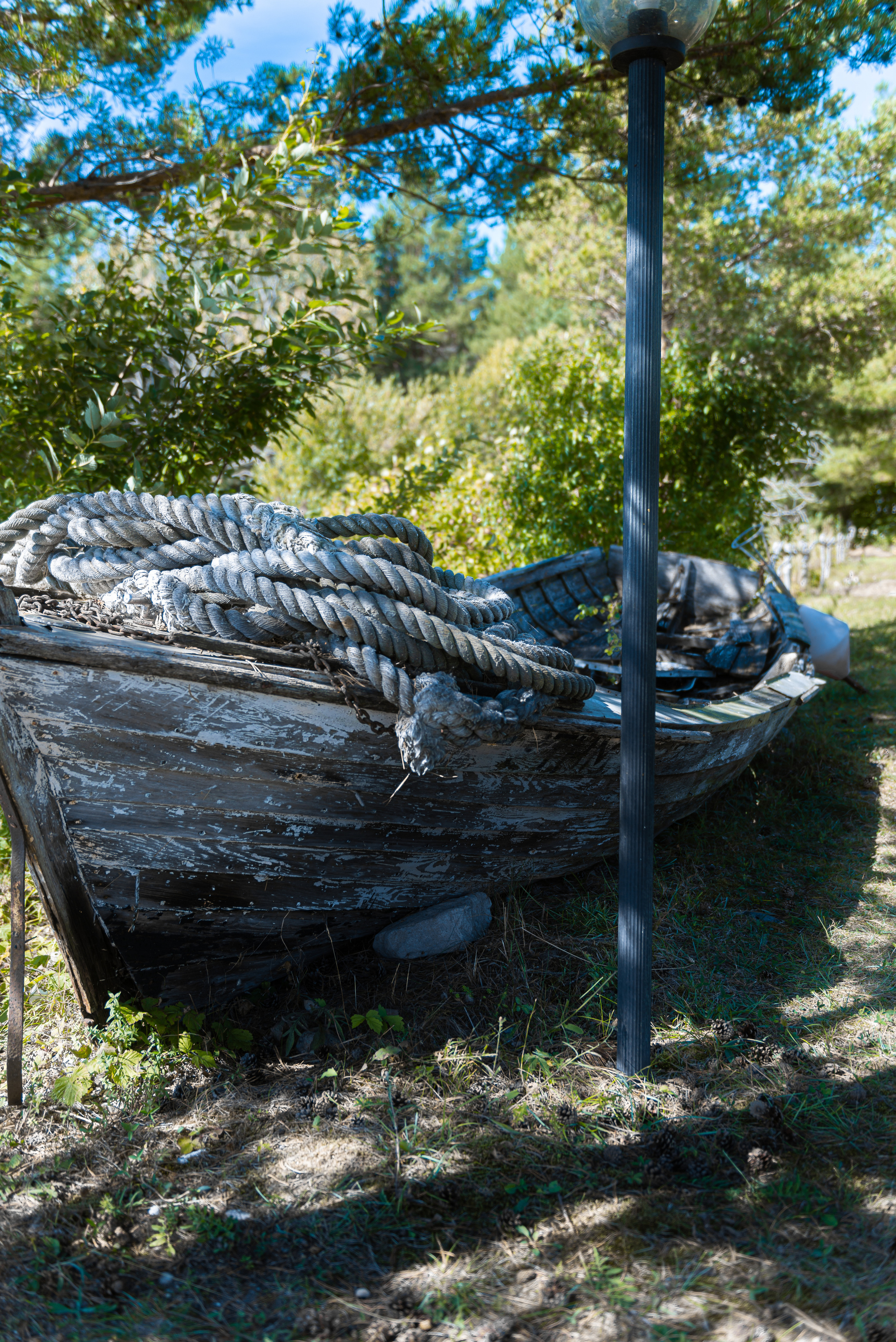 Старая деревянная лодка которая стоит на территории финского залива Эстония