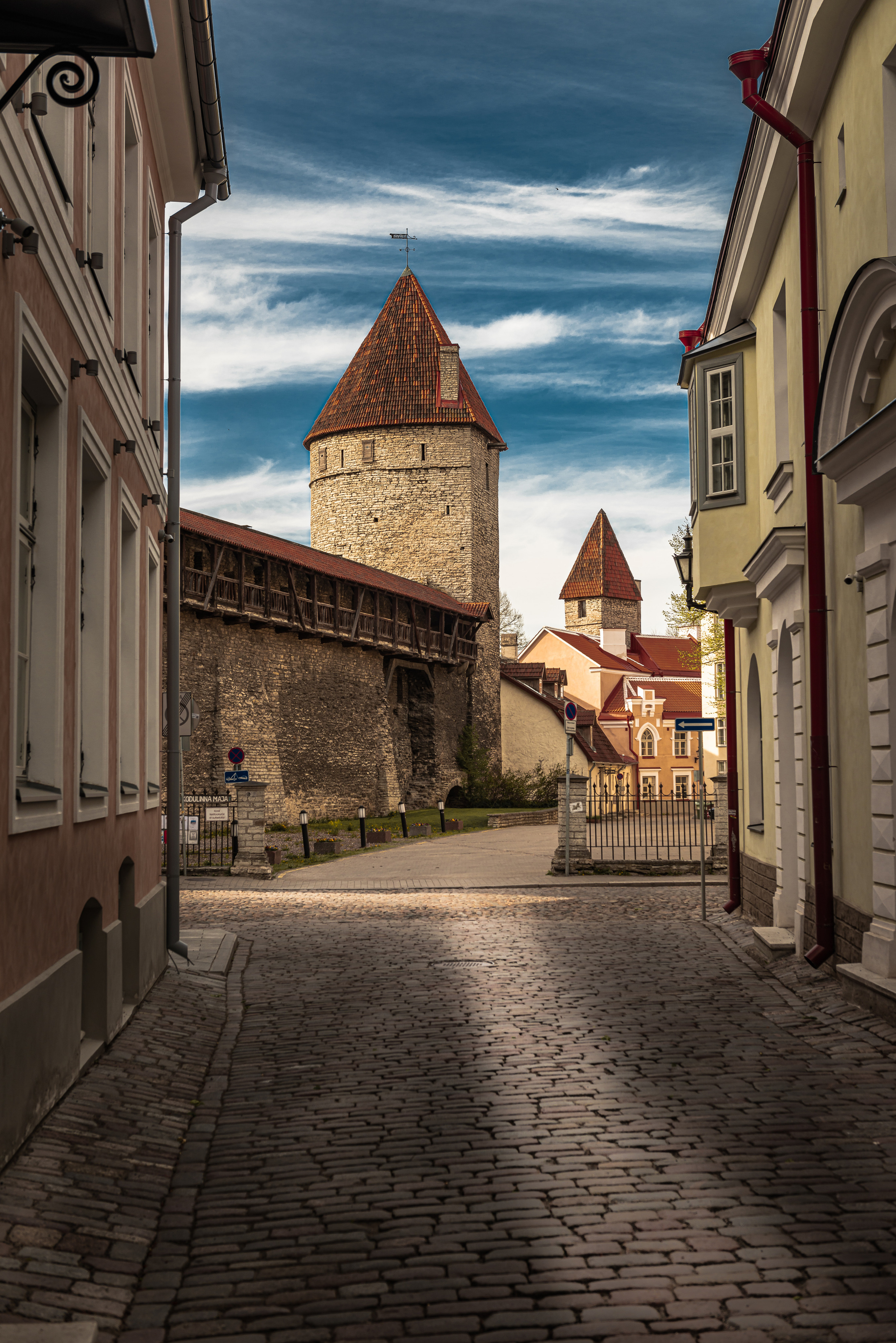 Летняя вечерняя прогулка в старом городе Эстонии Таллинне 