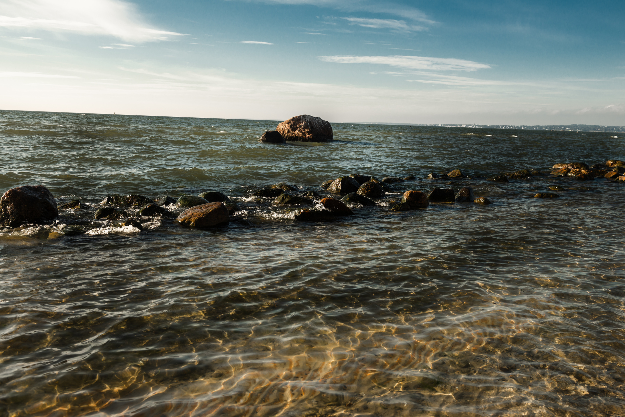 Летний пляж финского залива в Эстонии Таллинне 