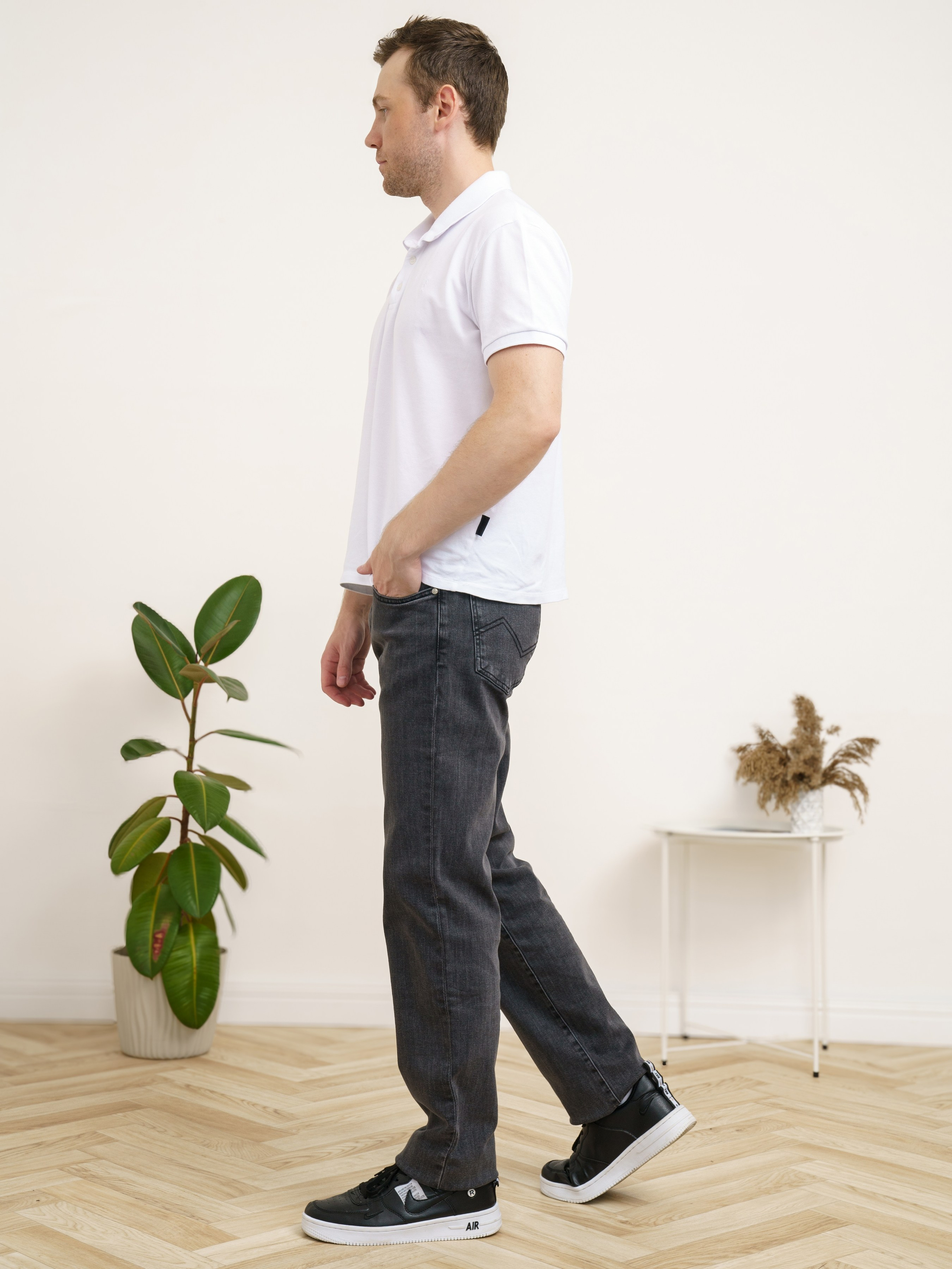 Джинсы, модель Алексей. KED Production — продакшн из СПб. Создаём фото, видео и контент, который помогает брендам и селлерам продавать больше