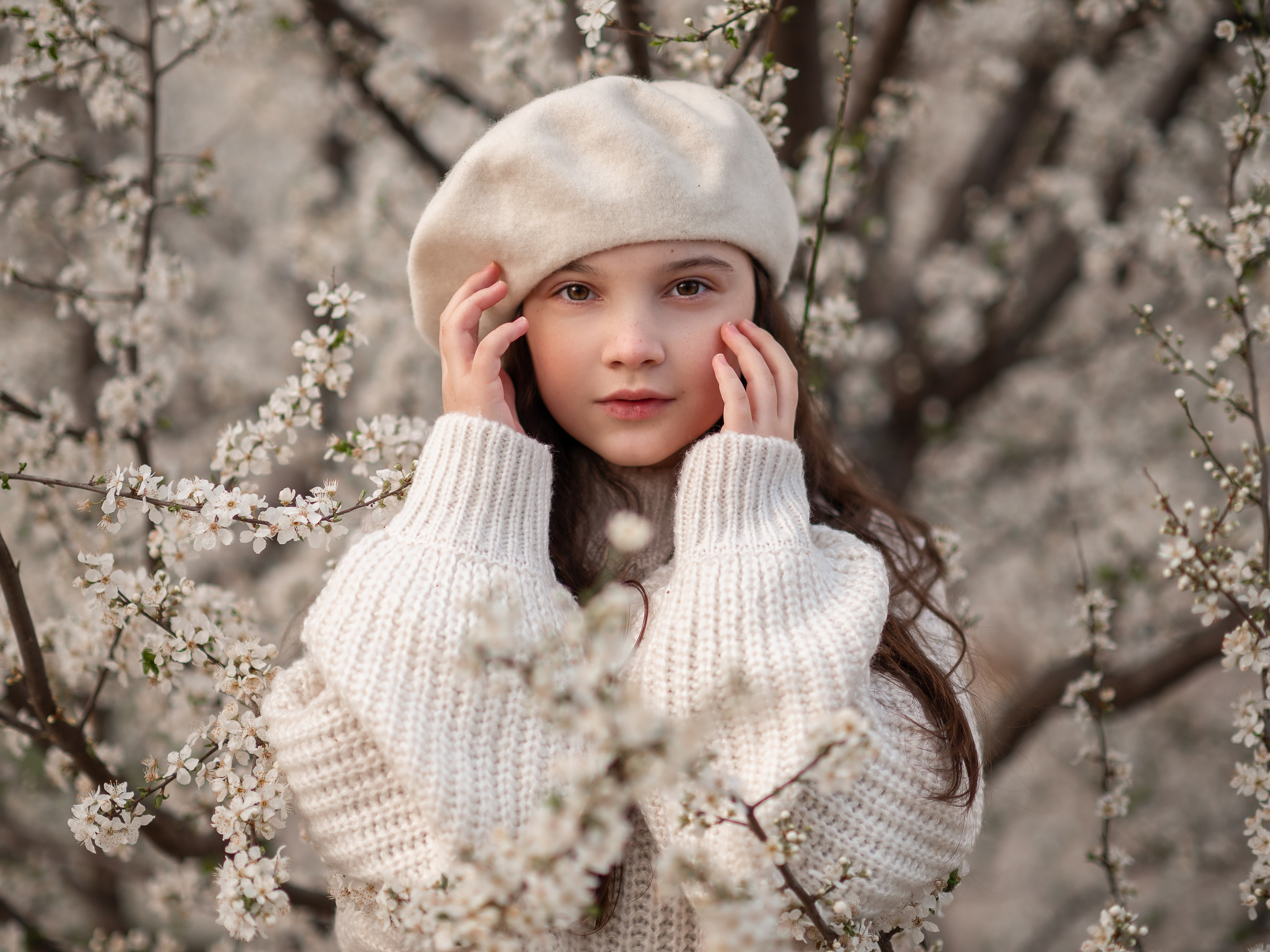 Фотосессия в цветущей алыче в Севастополе