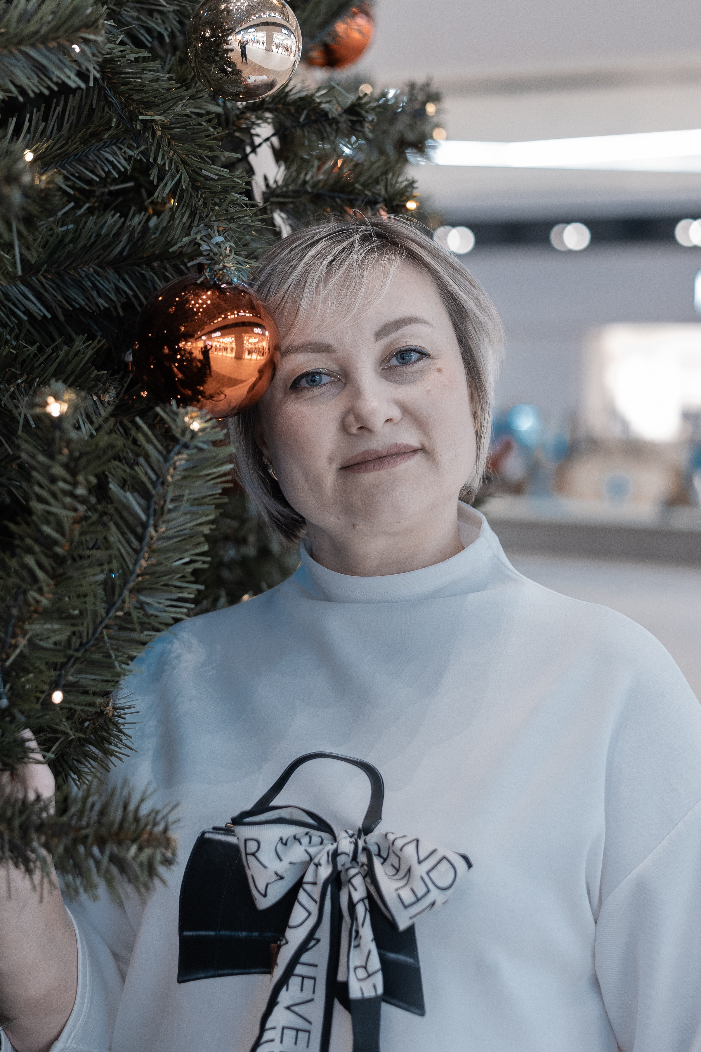 Портрет девушки возле новогодней елки