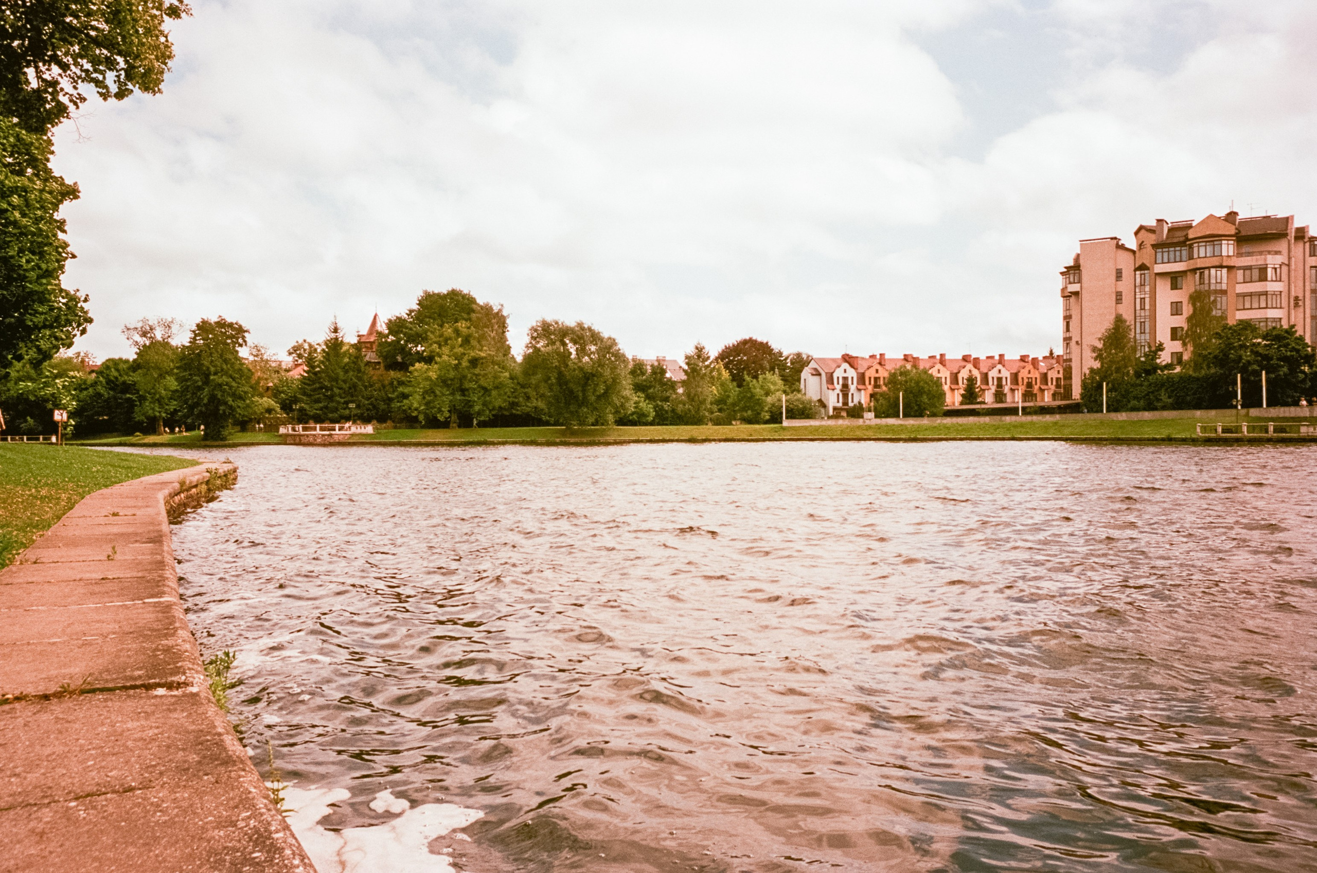 Калининград. Верхнее озеро, Safe Coffee и кафе Толстой. Фотограф-документалист Мария Осокина