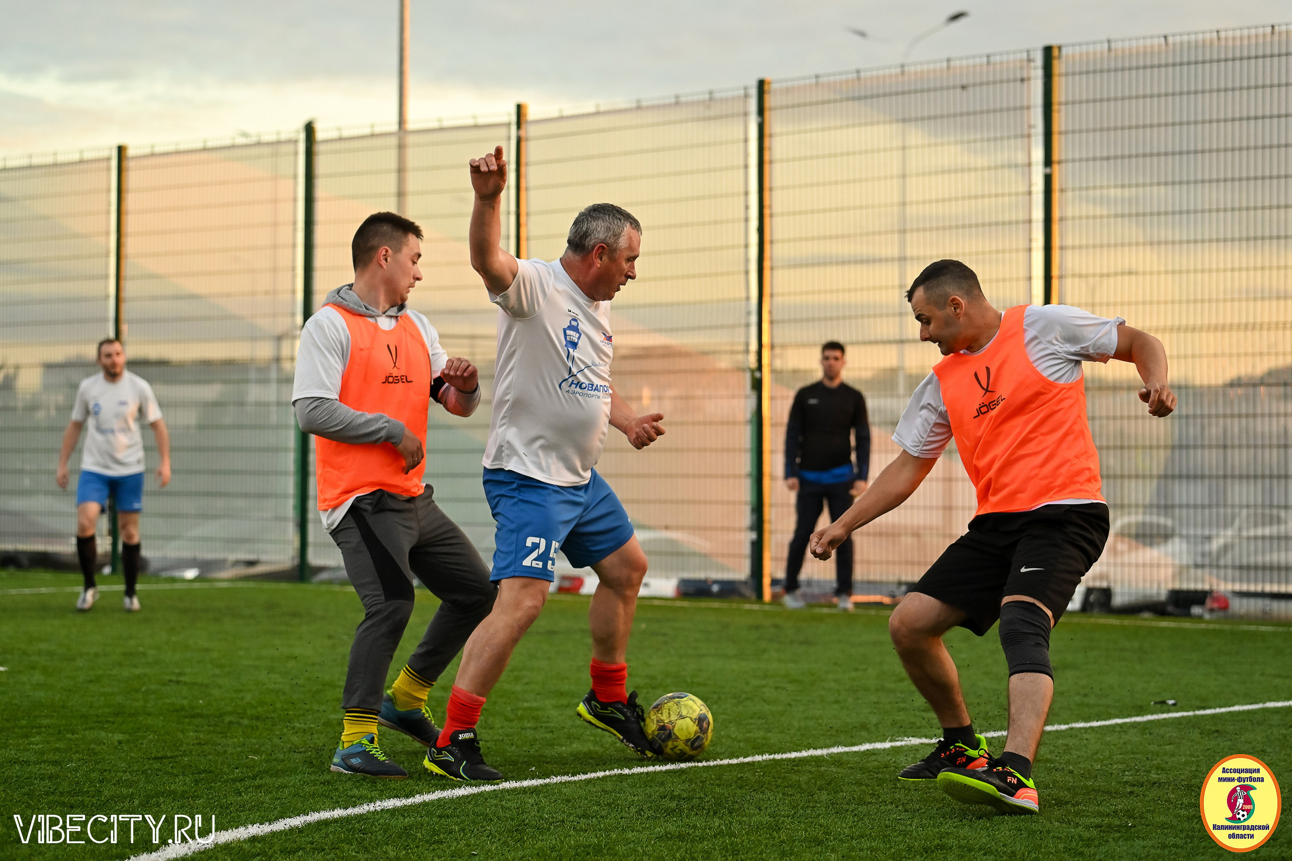 ИГРЫ МИНИ-ФУТБОЛЬНОЙ И КОРПОРАТИВНОЙ ЛИГИ. VIBECITY.RU Вайб Сити Ру Фоторепортажи Фотоотчеты Калининград
