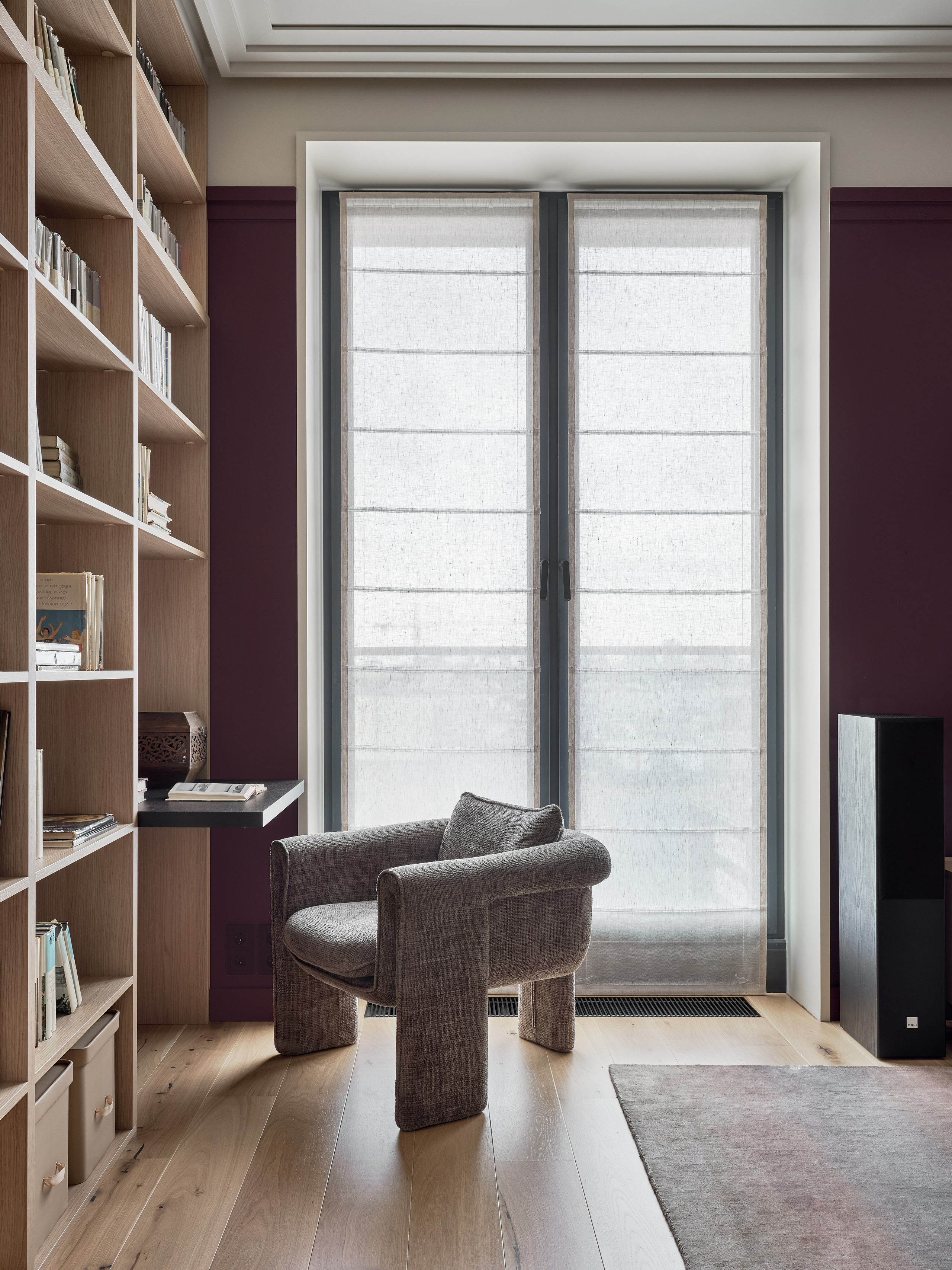 Светлое дерево и фиолетовые акценты. Фотограф Наталья Вершинина