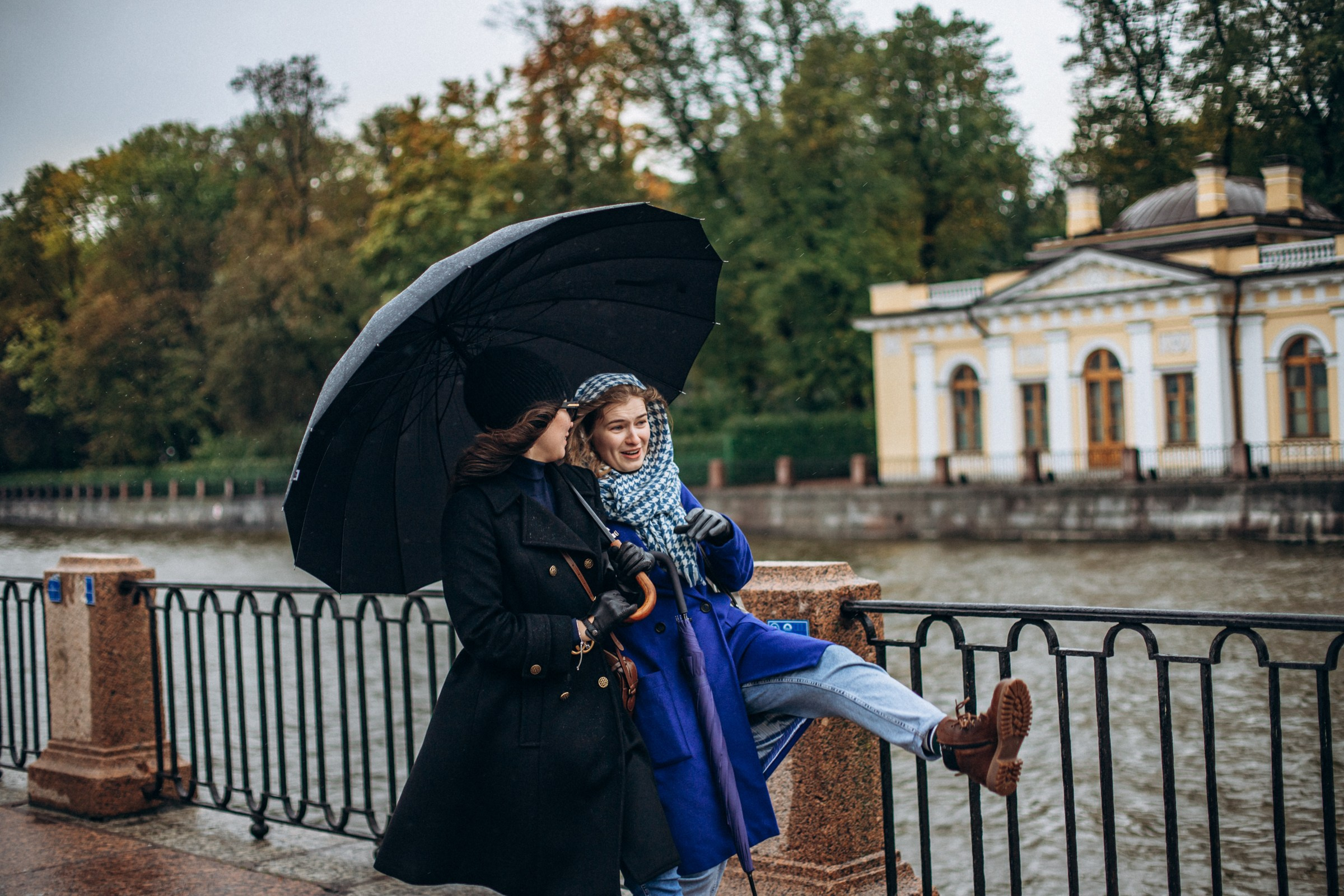 Александра и Анна в октябре. Фотопрогулка в Петербурге. Индивидуальный и семейный фотограф в Санкт-Петербурге