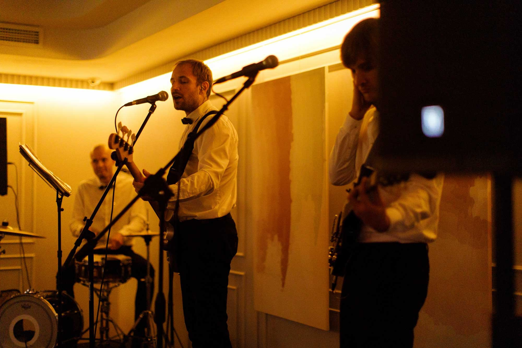 Кавер группа выступает в ресторане