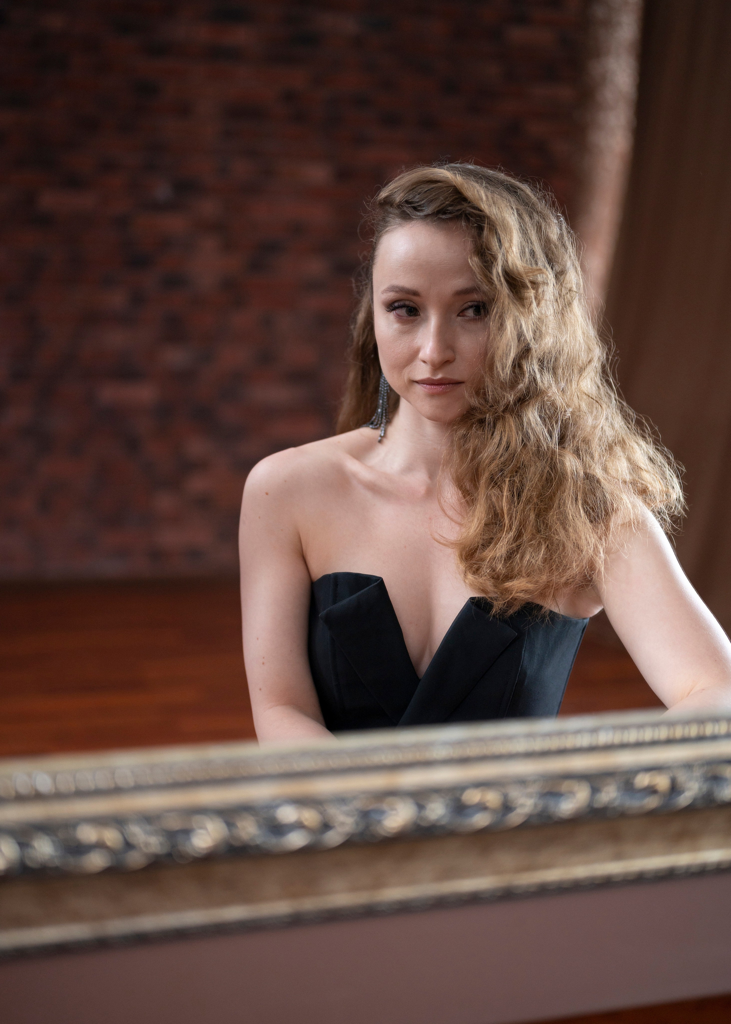 Фотосессия девушки в вечернем изумрудном платье