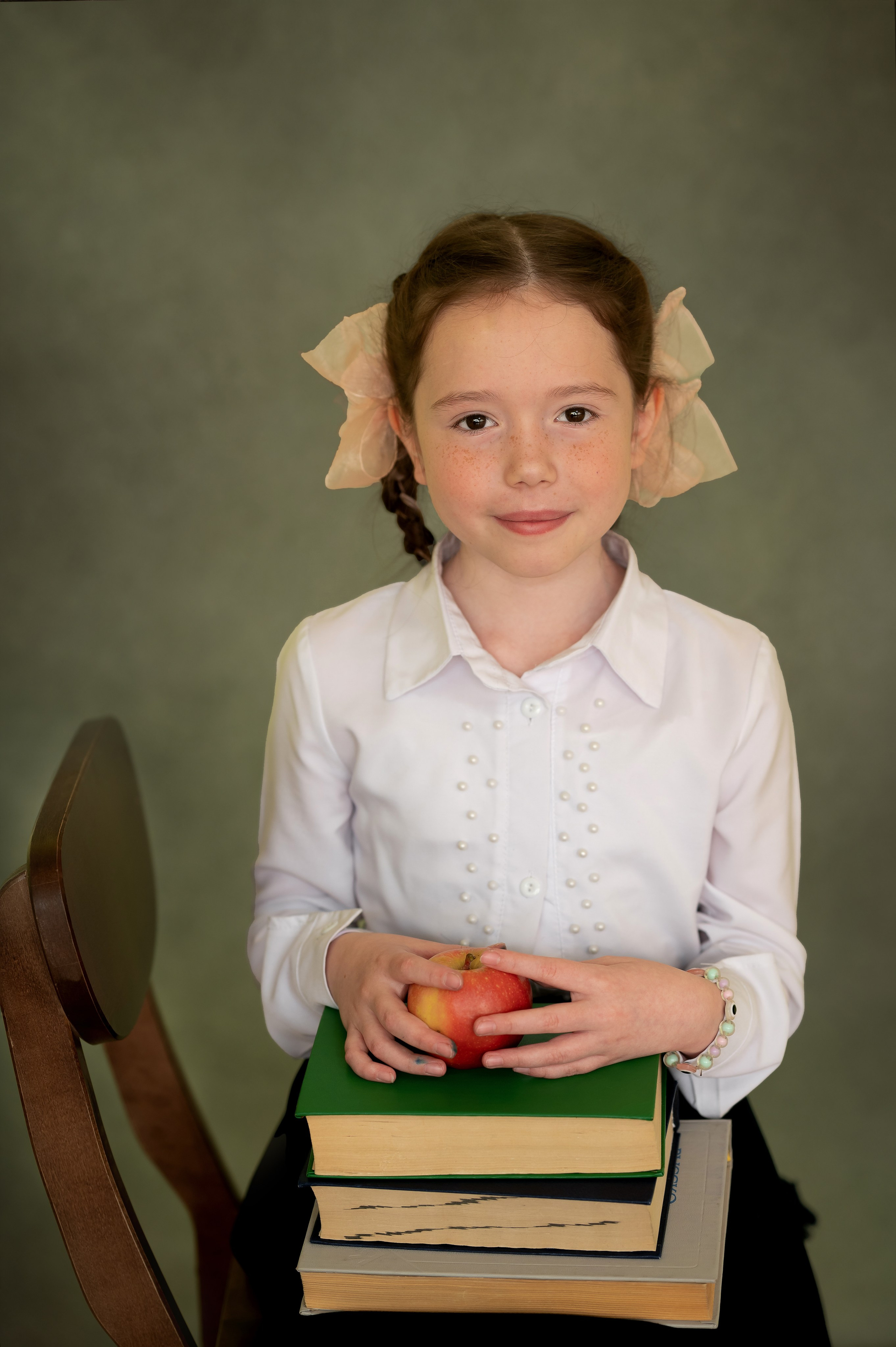 Школьный фотоальбом для младших классов. Фотограф новорождённых, семейный, школьный в городе Калуге Евгения