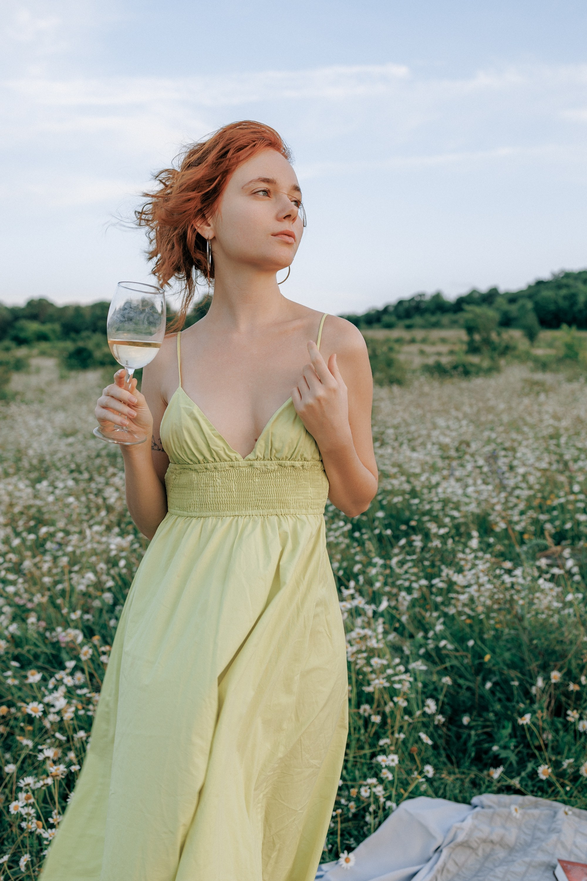 Picnic in the chamomile field in Georgia. Fedor Lemeshko — Destination Wedding and Family Lifestyle photographer
