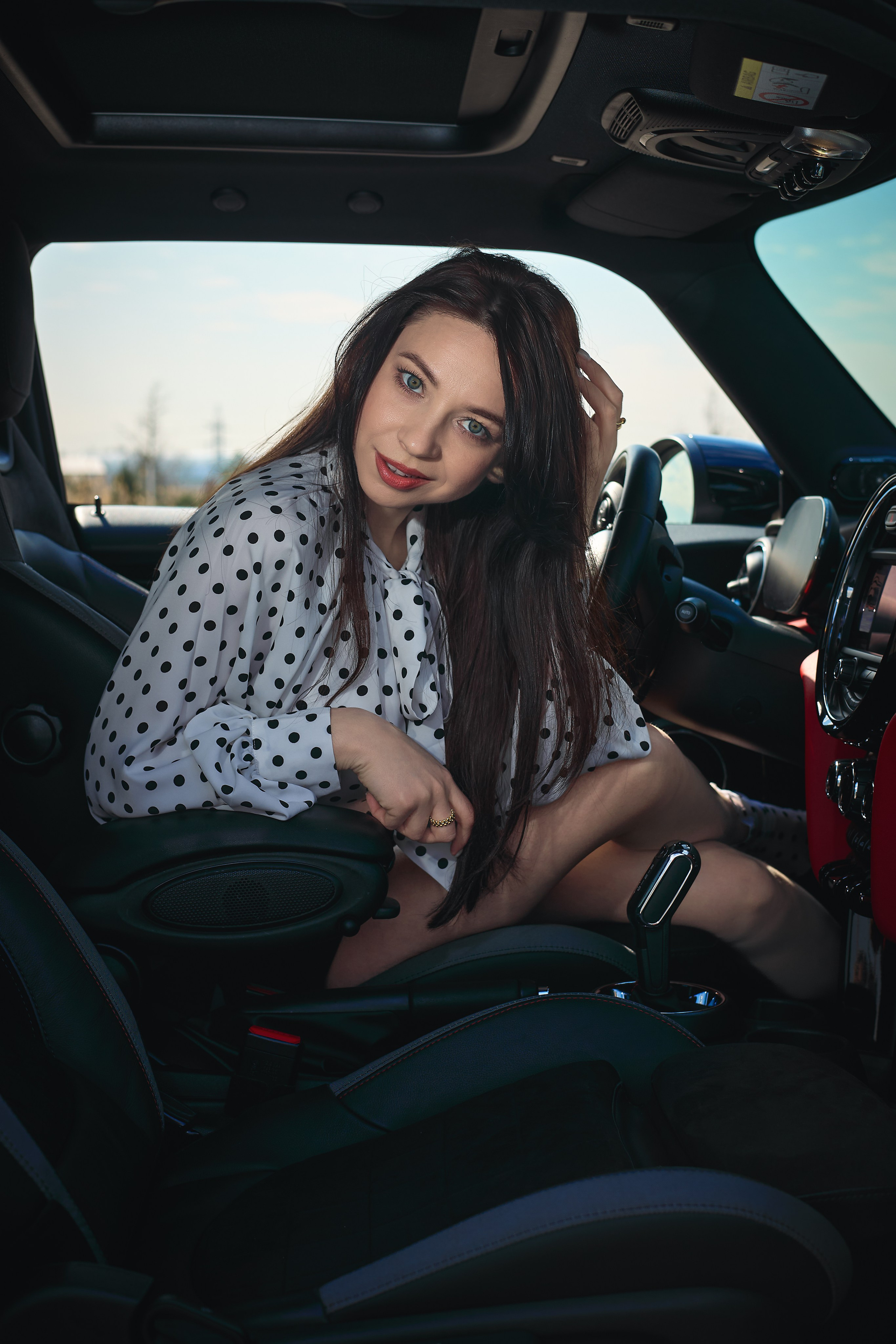 Всё выстроено так, чтобы человек не «играл роль», а постепенно расслаблялся.Почему в кадре Mini CooperMini Cooper здесь не про статус и не про демонстрацию.Он добавляет в кадр движение и ощущение жизни.