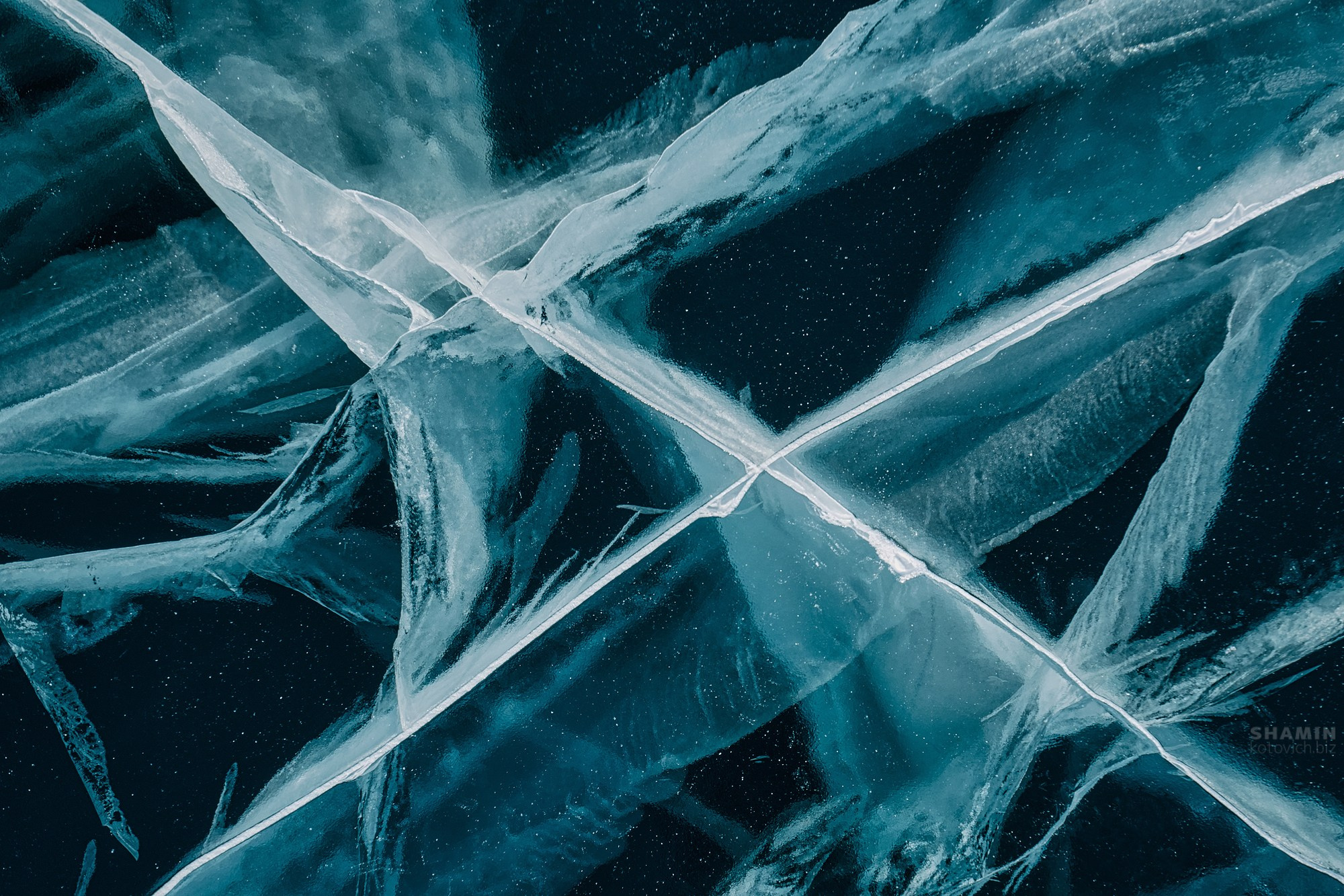 Байкал — пейзажная фотография Константина Шамина. Зимний лёд Байкала, трещины, отражения и прозрачная вода. Художественная и аэросъёмка озера Байкал.