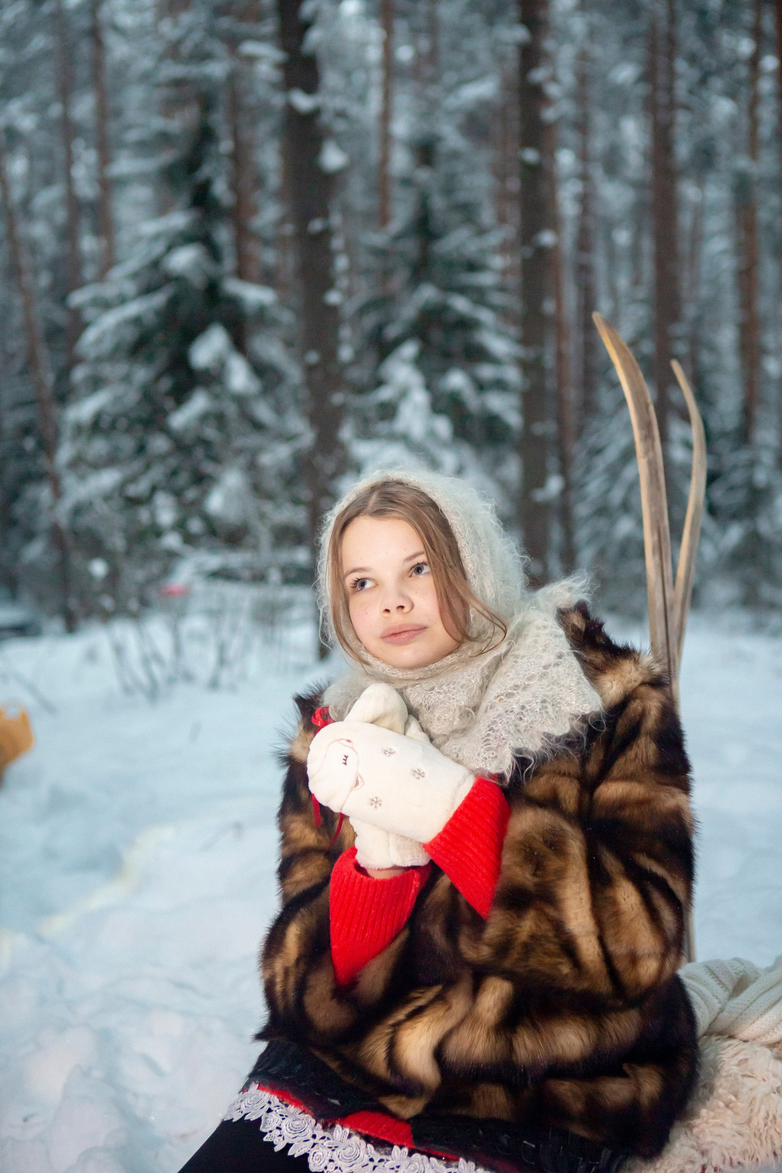 зима детская фотосессия в лесу снег веселье детство снежки игры санки лыжи зимняя сказка