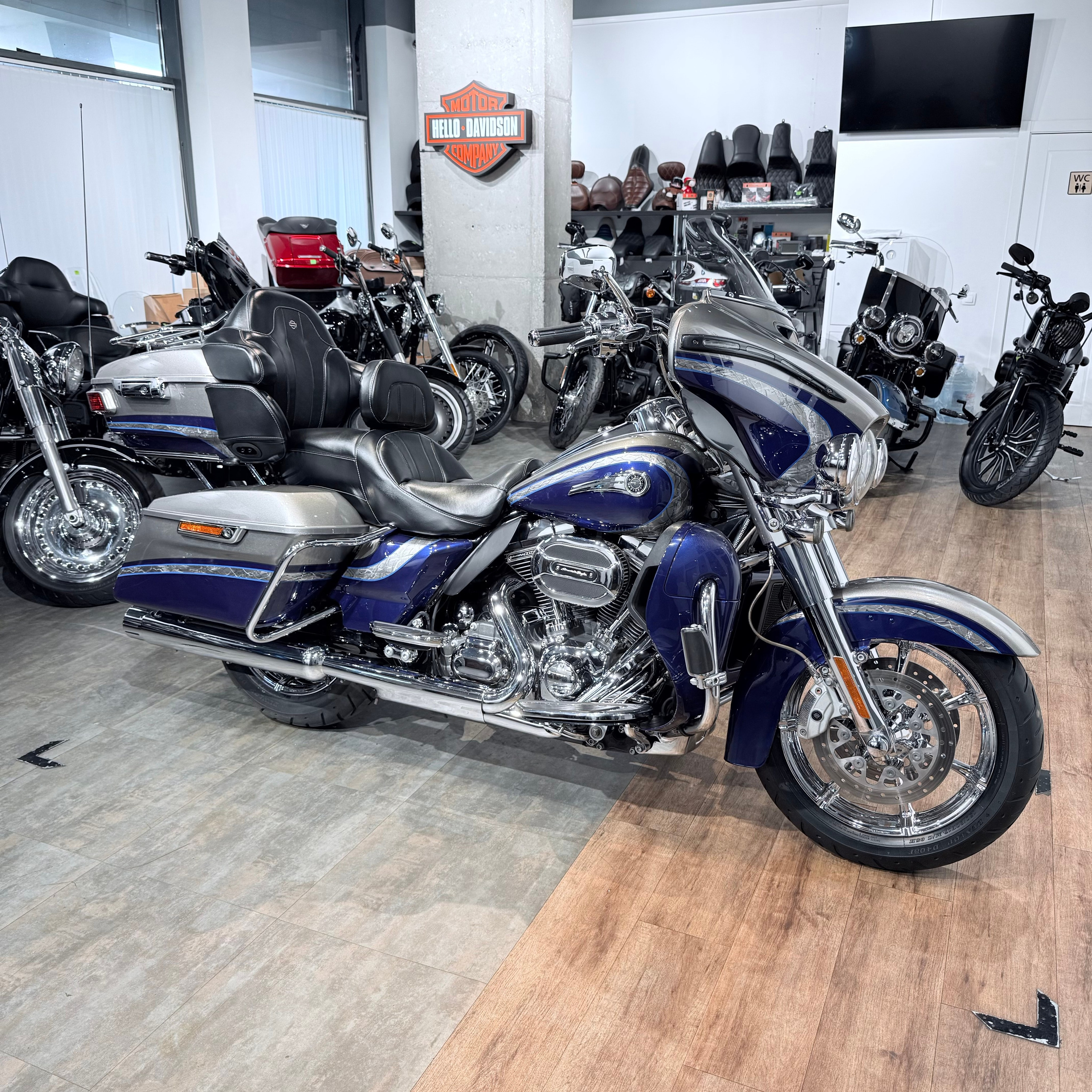 Мотоциклы Harley-Davidson 2016 CVO Limited 110 АВS Раlladium (Touring) — купить мотоцикл. Hello Davidson, Москва. Только хорошие мотоциклы…