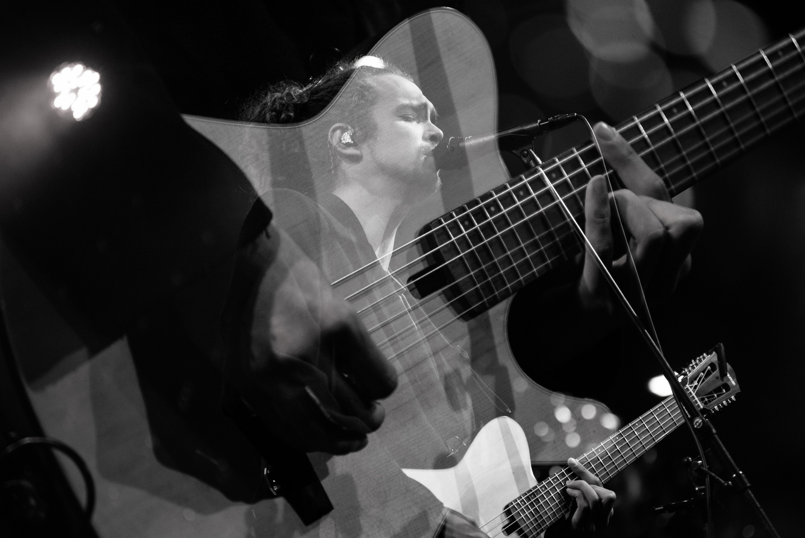 Чёрно-белая двойная экспозиция гитары и вокалиста группы «Лампабикт»