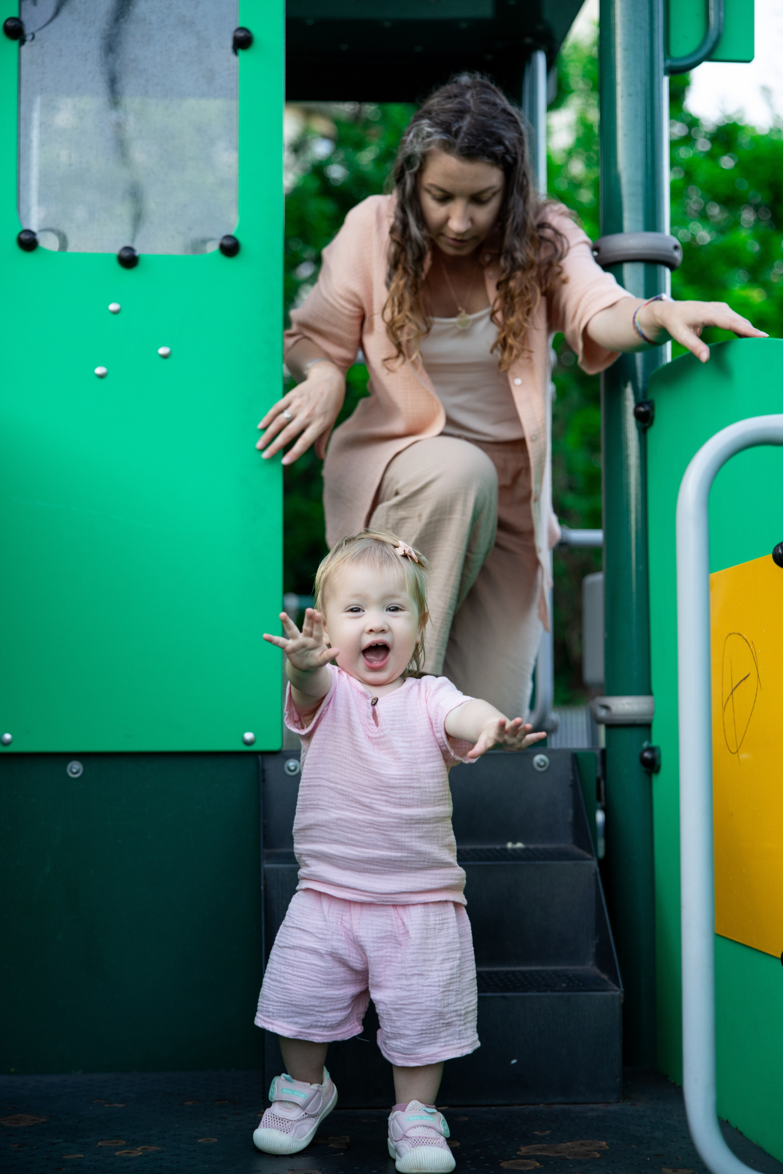 Мама с дочкой во время семейной фотосессии в Пуэрто-Мадеро в Буэнос-Айресе Аргентина