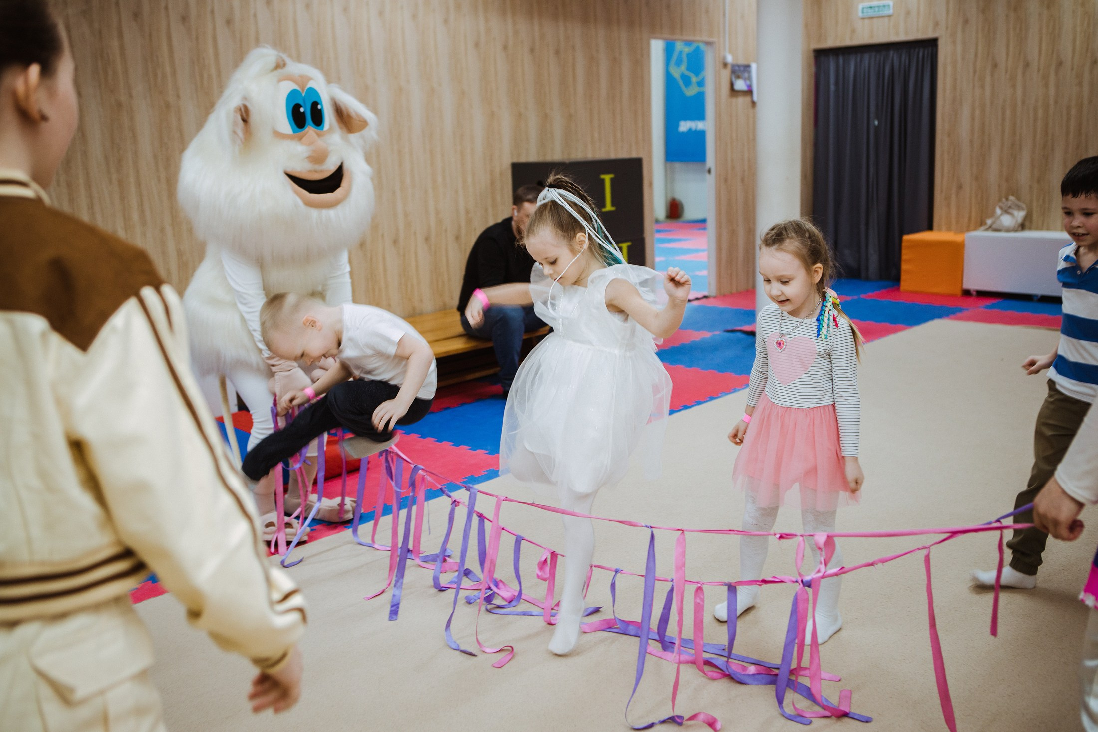 Ника, 5 лет. Батутлет, Волжский. Фотографы в городе Волгограде — Людмила Агеева и Алексей Околелов