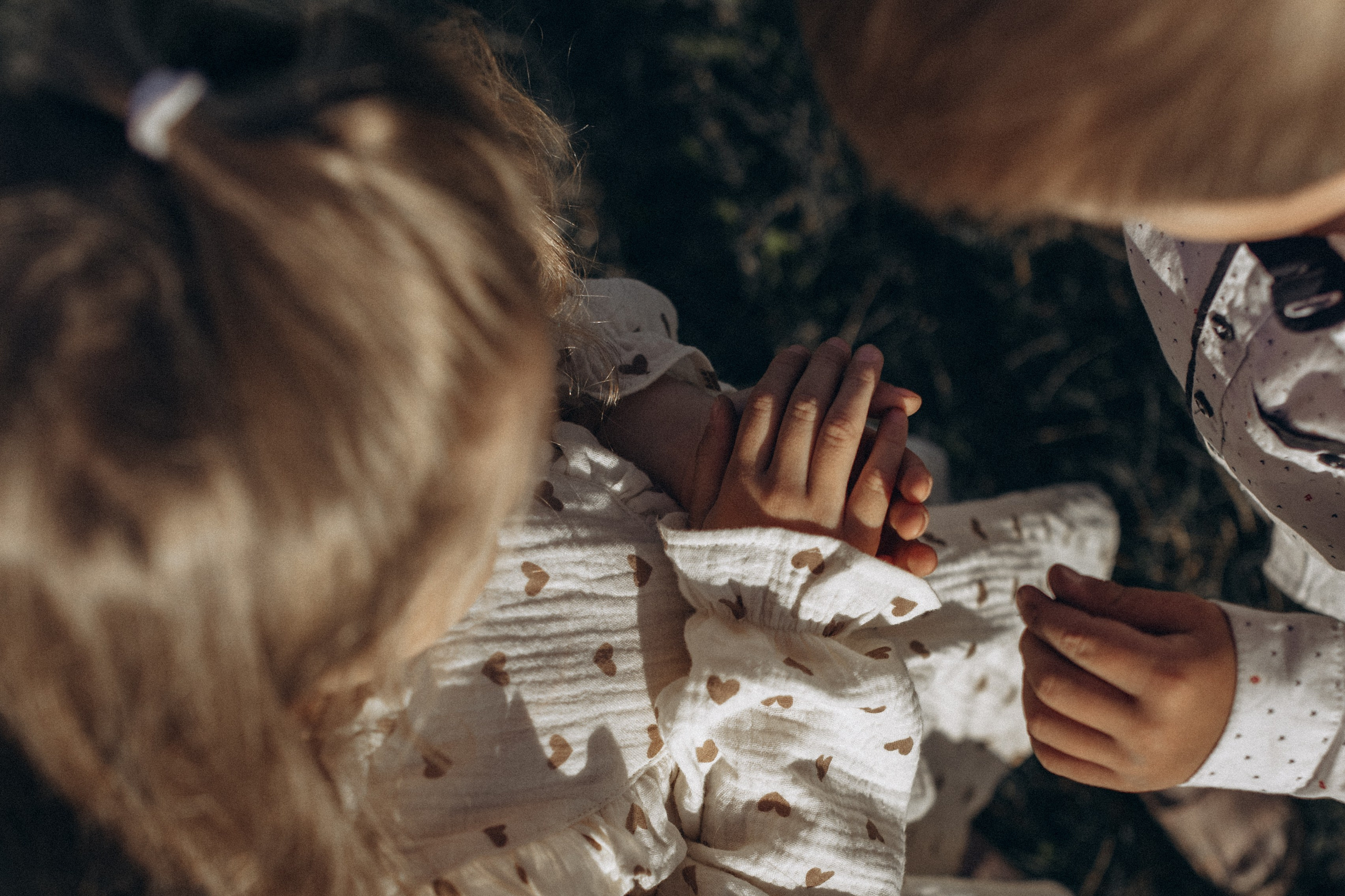 Саша, Миша, Вера и Вика летняя прогулочная съёмка. Семейный фотограф lifestyle в Новосибирске Елена Шпилевая